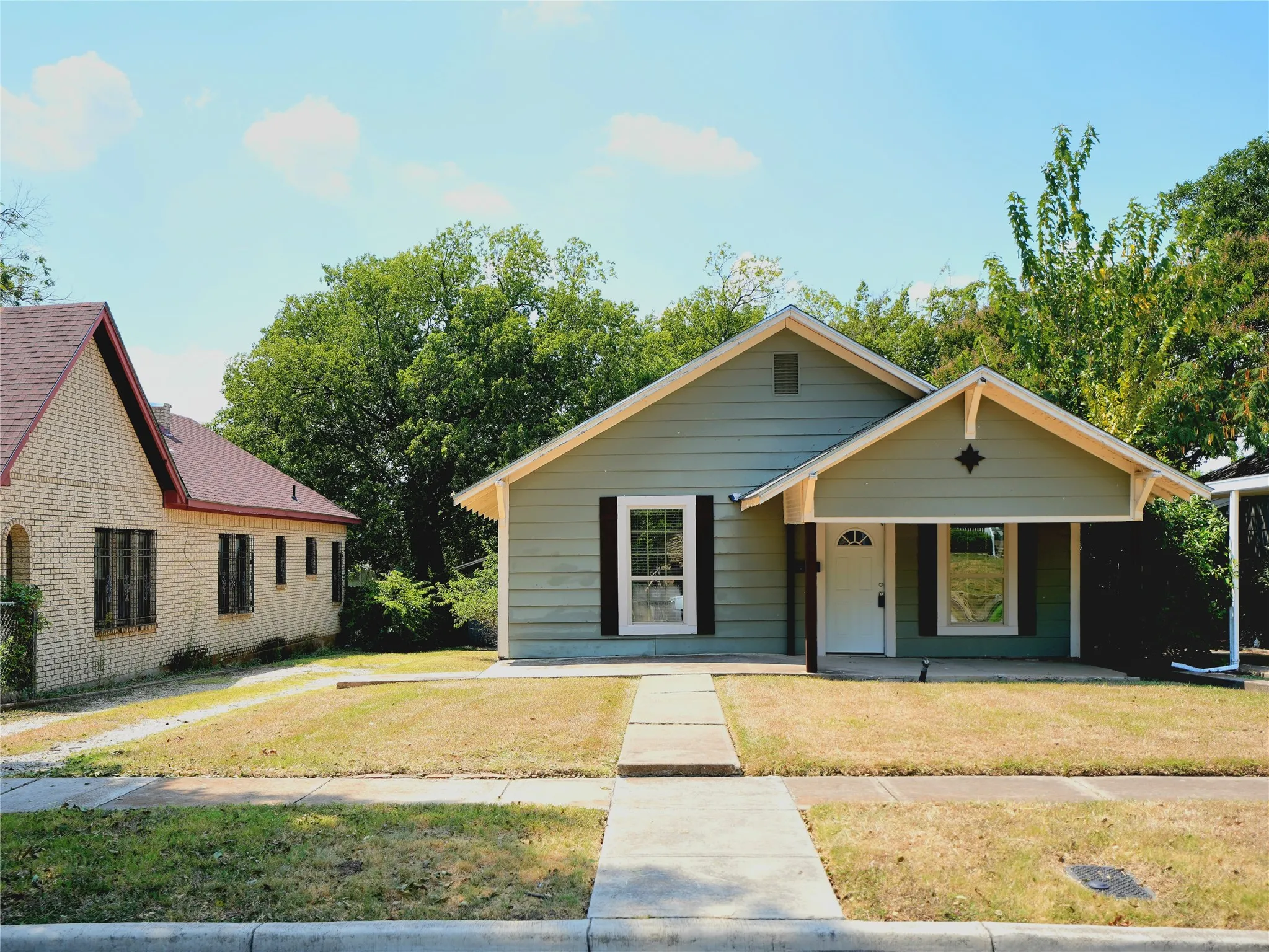 Single Family Residence For Sale in Tarrant County , 3012 Ryan Avenue, Fort Worth, Texas 76110, 3 Bedroom, 1 Bathroom, 1 Garage spaces, 1,189 Sqft, built in 1924, mls#21386878, Real Estate Agent in Fort Worth, Homes For Sale in Tarrant county, Homes For Sale in Fort Worth, Realtor in Fort Worth Texas, Real Estate Brokerage Independent Realty Texas, Luminita Cordes Realtor