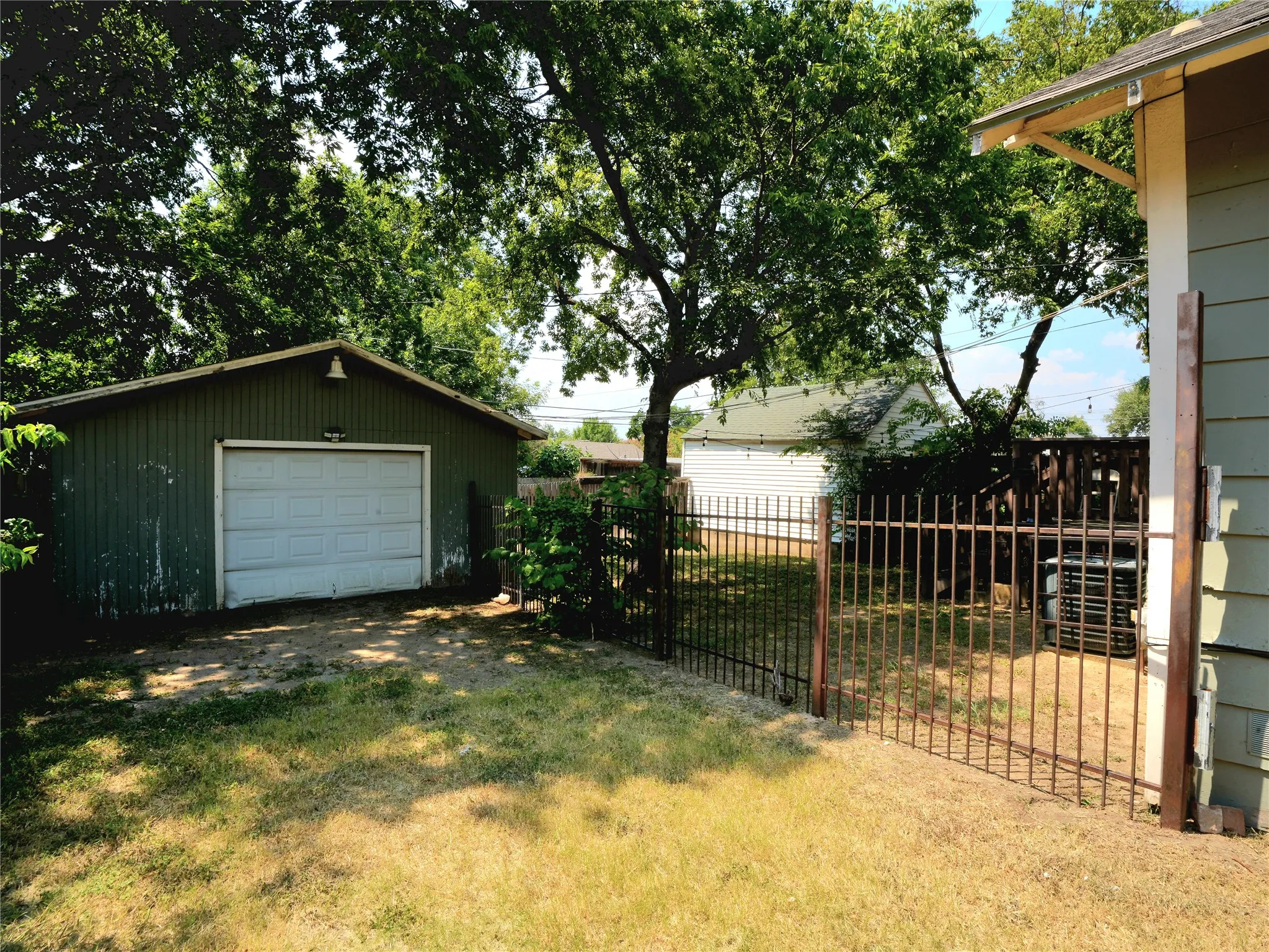 Single Family Residence For Sale in Tarrant County , 3012 Ryan Avenue, Fort Worth, Texas 76110, 3 Bedroom, 1 Bathroom, 1 Garage spaces, 1,189 Sqft, built in 1924, mls#21386878, Real Estate Agent in Fort Worth, Homes For Sale in Tarrant county, Homes For Sale in Fort Worth, Realtor in Fort Worth Texas, Real Estate Brokerage Independent Realty Texas, Luminita Cordes Realtor