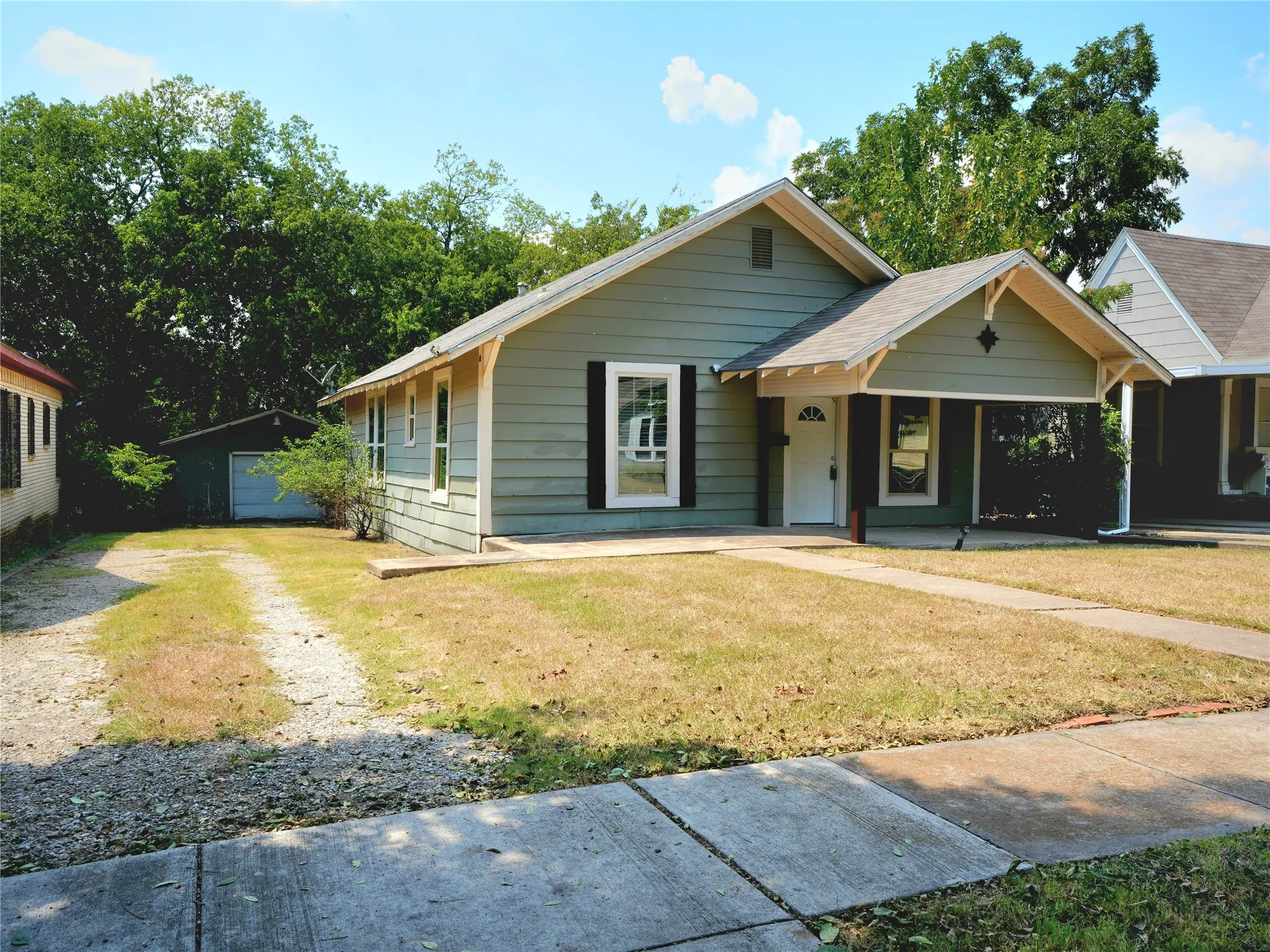 Single Family Residence For Sale in Tarrant County , 3012 Ryan Avenue, Fort Worth, Texas 76110, 3 Bedroom, 1 Bathroom, 1 Garage spaces, 1,189 Sqft, built in 1924, mls#21386878, Real Estate Agent in Fort Worth, Homes For Sale in Tarrant county, Homes For Sale in Fort Worth, Realtor in Fort Worth Texas, Real Estate Brokerage Independent Realty Texas, Luminita Cordes Realtor