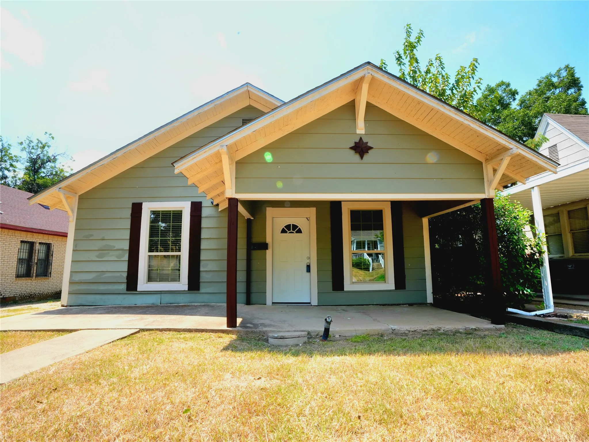 Single Family Residence For Sale in Tarrant County , 3012 Ryan Avenue, Fort Worth, Texas 76110, 3 Bedroom, 1 Bathroom, 1 Garage spaces, 1,189 Sqft, built in 1924, mls#21386878, Real Estate Agent in Fort Worth, Homes For Sale in Tarrant county, Homes For Sale in Fort Worth, Realtor in Fort Worth Texas, Real Estate Brokerage Independent Realty Texas, Luminita Cordes Realtor