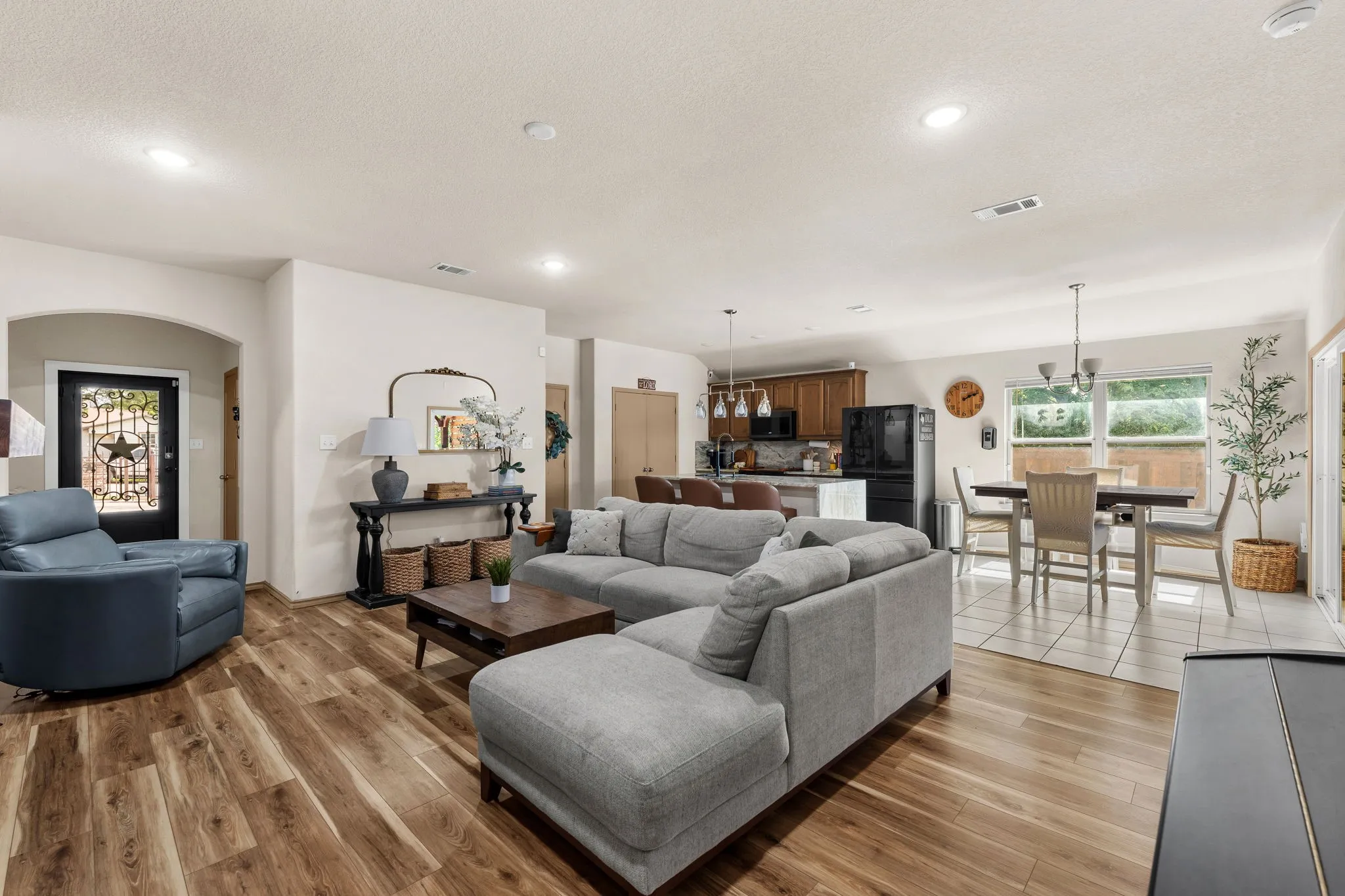 Single Family Residence For Rent in Tarrant County , 5309 Humbert Avenue, Fort Worth, Texas 76107, 4 Bedroom, 2 Bathroom, 2 Garage spaces, 1,651 Sqft, built in 2017, mls#21385407, Real Estate Agent in Fort Worth, Homes For Rent in Tarrant county, Homes For Rent in Fort Worth, Realtor in Fort Worth Texas, Real Estate Brokerage Independent Realty Texas, Luminita Cordes Realtor