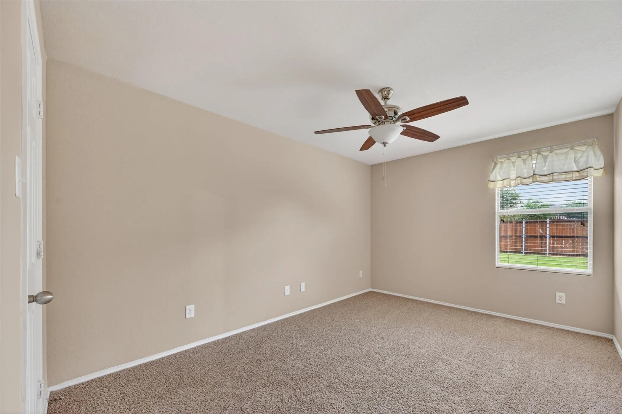 Carpeted flooring, neutral wall tones, ceiling fan with integrated lighting, window with horizontal blinds