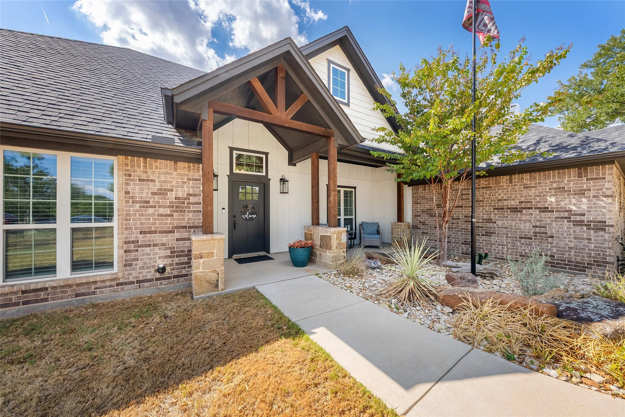Single Family Residence For Sale in Parker County , 1075 Knoxmiller Court, Weatherford, Texas 76088, 3 Bedroom, 2 Bathroom, 3 Garage spaces, 2,053 Sqft, built in 2022, mls#21386228, Real Estate Agent in Weatherford, Homes For Sale in Parker county, Homes For Sale in Weatherford, Realtor in Weatherford Texas, Real Estate Brokerage Independent Realty Texas, Luminita Cordes Realtor