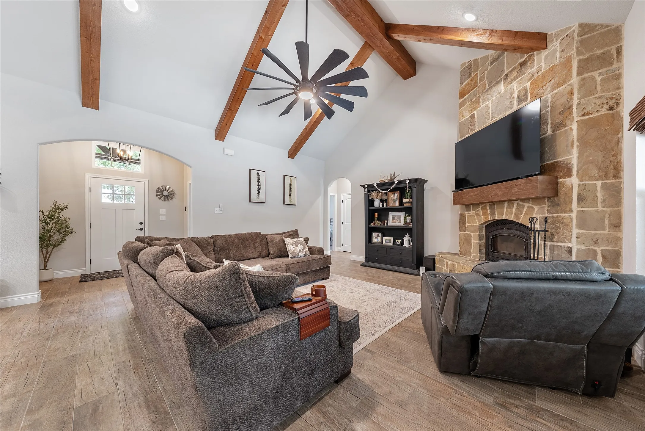 Single Family Residence For Sale in Parker County , 1075 Knoxmiller Court, Weatherford, Texas 76088, 3 Bedroom, 2 Bathroom, 3 Garage spaces, 2,053 Sqft, built in 2022, mls#21386228, Real Estate Agent in Weatherford, Homes For Sale in Parker county, Homes For Sale in Weatherford, Realtor in Weatherford Texas, Real Estate Brokerage Independent Realty Texas, Luminita Cordes Realtor