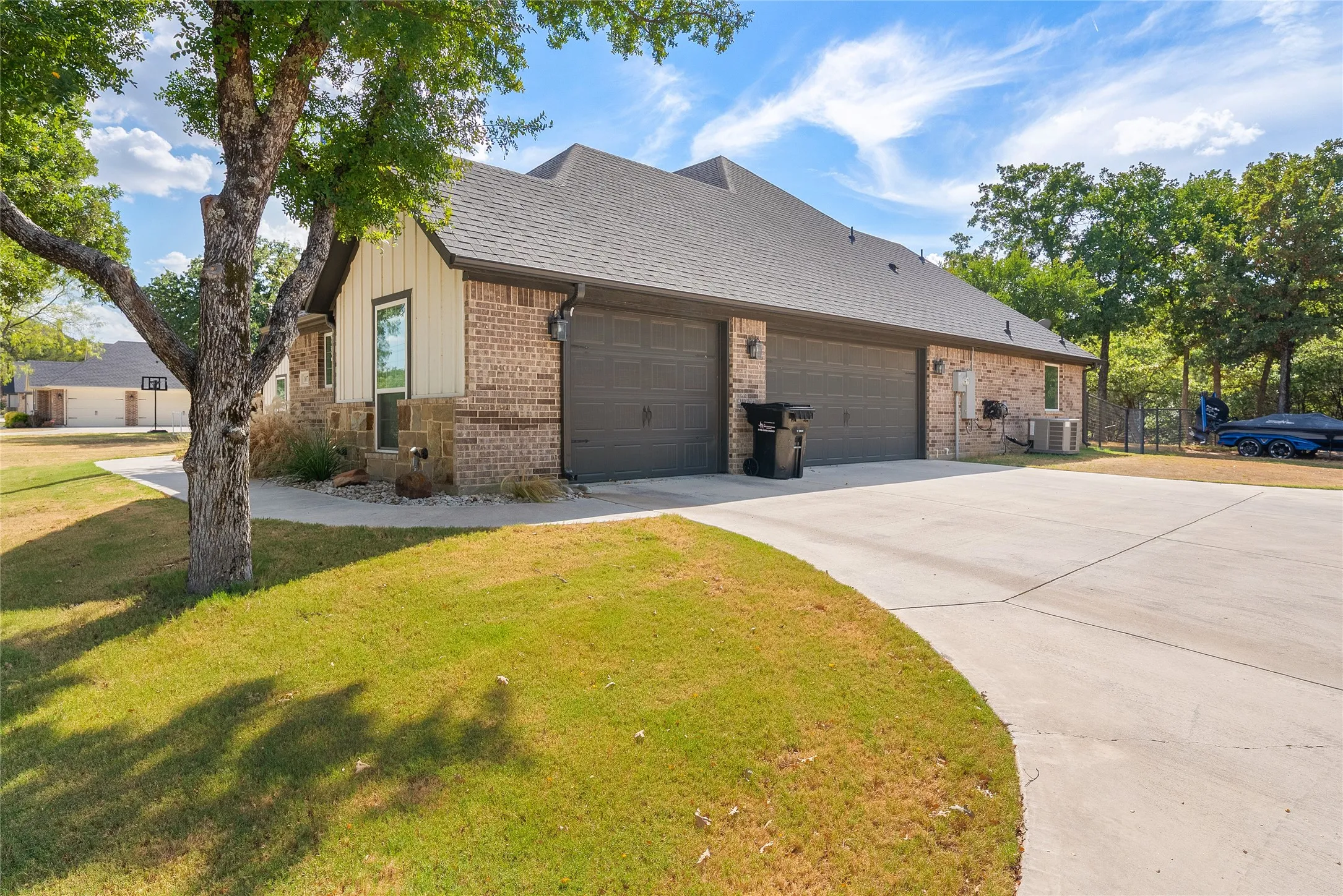 Single Family Residence For Sale in Parker County , 1075 Knoxmiller Court, Weatherford, Texas 76088, 3 Bedroom, 2 Bathroom, 3 Garage spaces, 2,053 Sqft, built in 2022, mls#21386228, Real Estate Agent in Weatherford, Homes For Sale in Parker county, Homes For Sale in Weatherford, Realtor in Weatherford Texas, Real Estate Brokerage Independent Realty Texas, Luminita Cordes Realtor