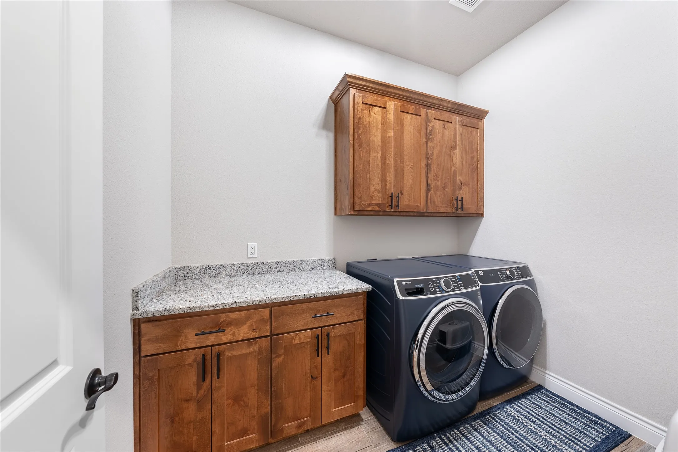 Single Family Residence For Sale in Parker County , 1075 Knoxmiller Court, Weatherford, Texas 76088, 3 Bedroom, 2 Bathroom, 3 Garage spaces, 2,053 Sqft, built in 2022, mls#21386228, Real Estate Agent in Weatherford, Homes For Sale in Parker county, Homes For Sale in Weatherford, Realtor in Weatherford Texas, Real Estate Brokerage Independent Realty Texas, Luminita Cordes Realtor