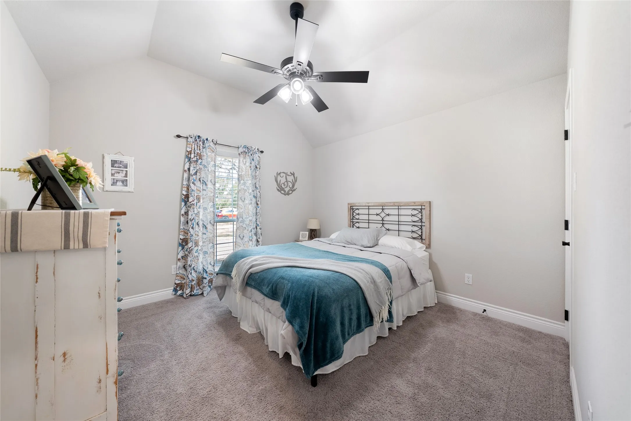 Single Family Residence For Sale in Parker County , 1075 Knoxmiller Court, Weatherford, Texas 76088, 3 Bedroom, 2 Bathroom, 3 Garage spaces, 2,053 Sqft, built in 2022, mls#21386228, Real Estate Agent in Weatherford, Homes For Sale in Parker county, Homes For Sale in Weatherford, Realtor in Weatherford Texas, Real Estate Brokerage Independent Realty Texas, Luminita Cordes Realtor