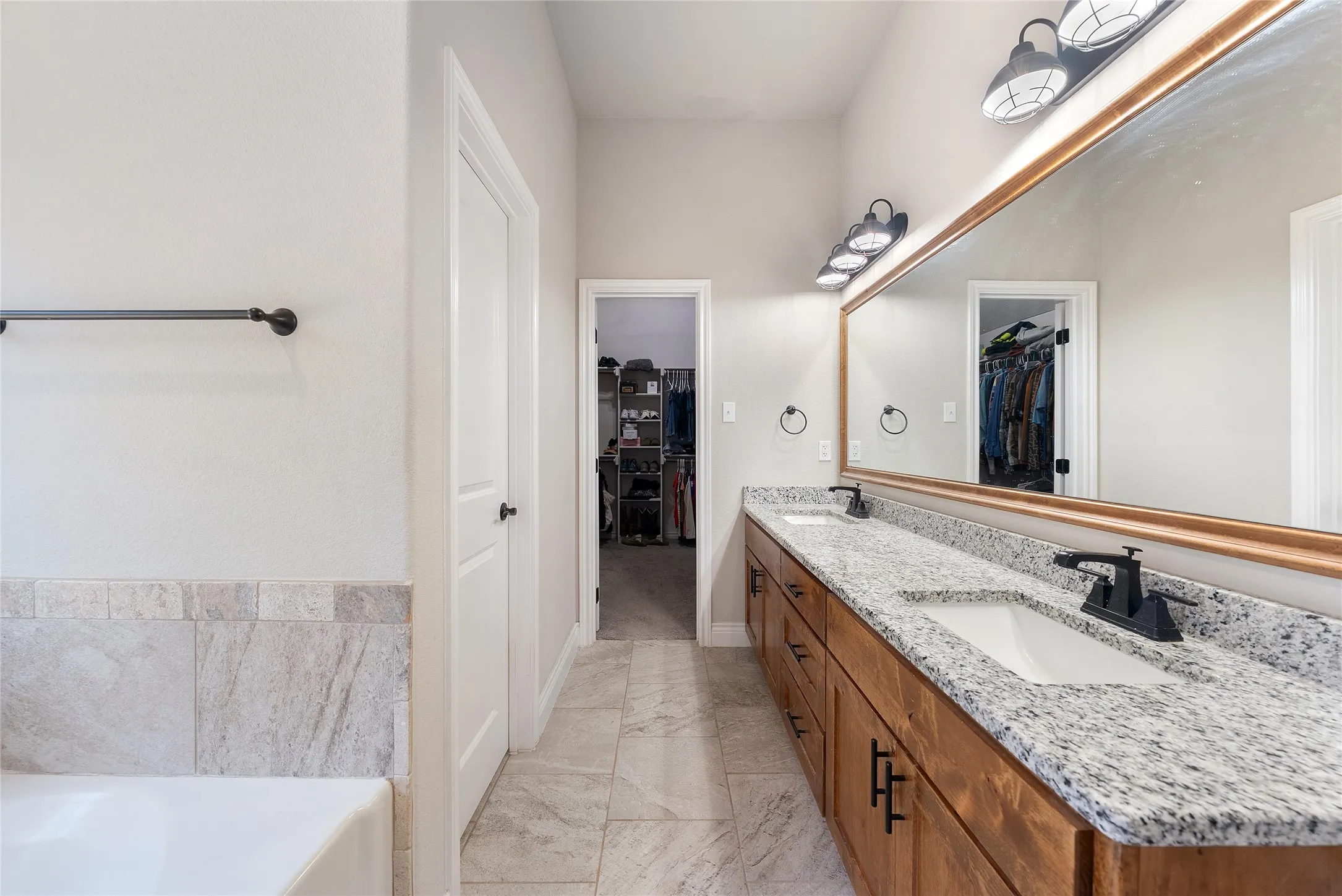 Single Family Residence For Sale in Parker County , 1075 Knoxmiller Court, Weatherford, Texas 76088, 3 Bedroom, 2 Bathroom, 3 Garage spaces, 2,053 Sqft, built in 2022, mls#21386228, Real Estate Agent in Weatherford, Homes For Sale in Parker county, Homes For Sale in Weatherford, Realtor in Weatherford Texas, Real Estate Brokerage Independent Realty Texas, Luminita Cordes Realtor
