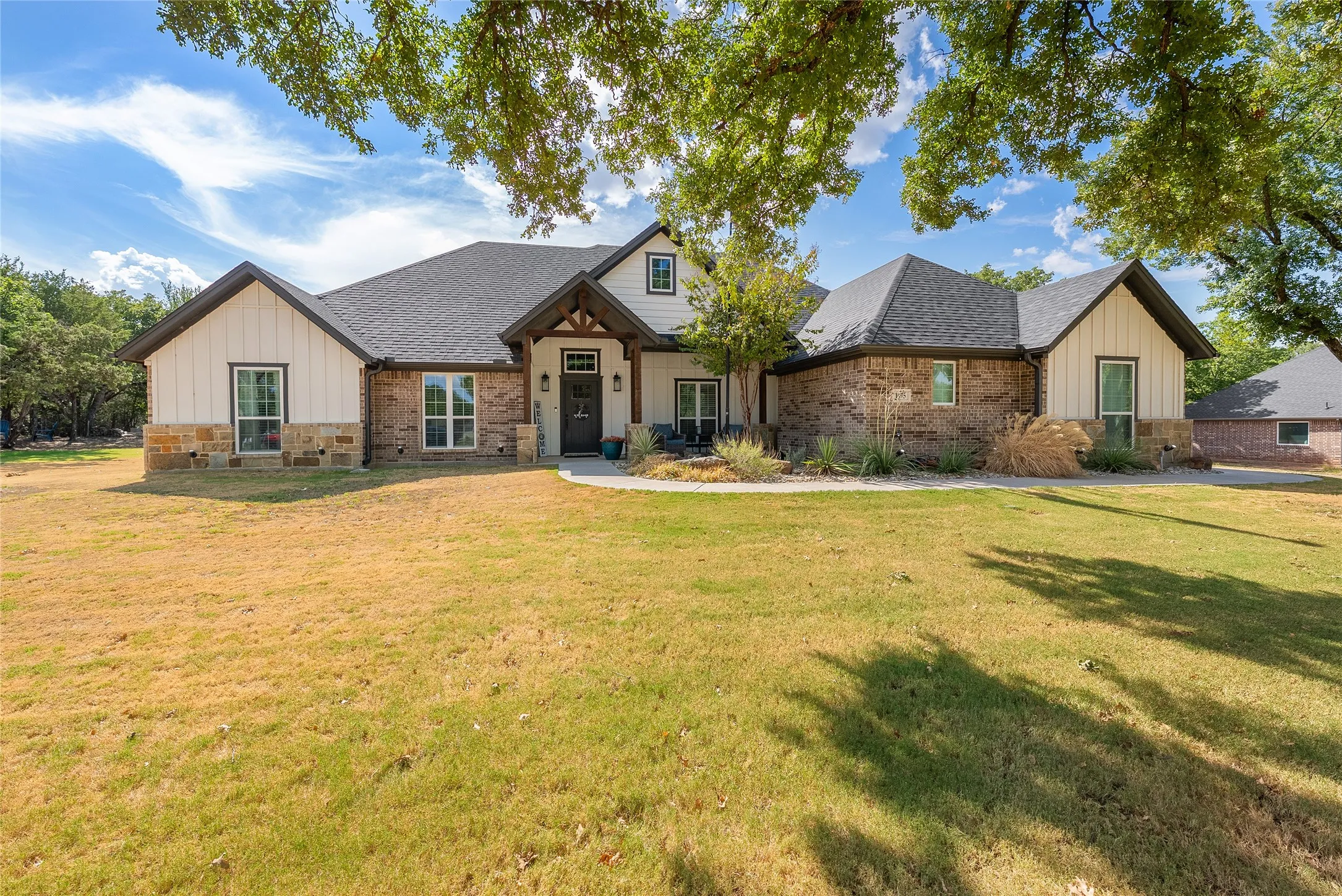 Single Family Residence For Sale in Parker County , 1075 Knoxmiller Court, Weatherford, Texas 76088, 3 Bedroom, 2 Bathroom, 3 Garage spaces, 2,053 Sqft, built in 2022, mls#21386228, Real Estate Agent in Weatherford, Homes For Sale in Parker county, Homes For Sale in Weatherford, Realtor in Weatherford Texas, Real Estate Brokerage Independent Realty Texas, Luminita Cordes Realtor