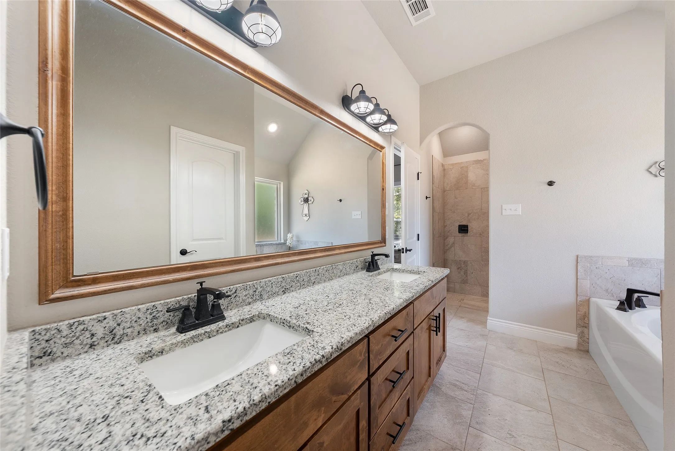 Single Family Residence For Sale in Parker County , 1075 Knoxmiller Court, Weatherford, Texas 76088, 3 Bedroom, 2 Bathroom, 3 Garage spaces, 2,053 Sqft, built in 2022, mls#21386228, Real Estate Agent in Weatherford, Homes For Sale in Parker county, Homes For Sale in Weatherford, Realtor in Weatherford Texas, Real Estate Brokerage Independent Realty Texas, Luminita Cordes Realtor