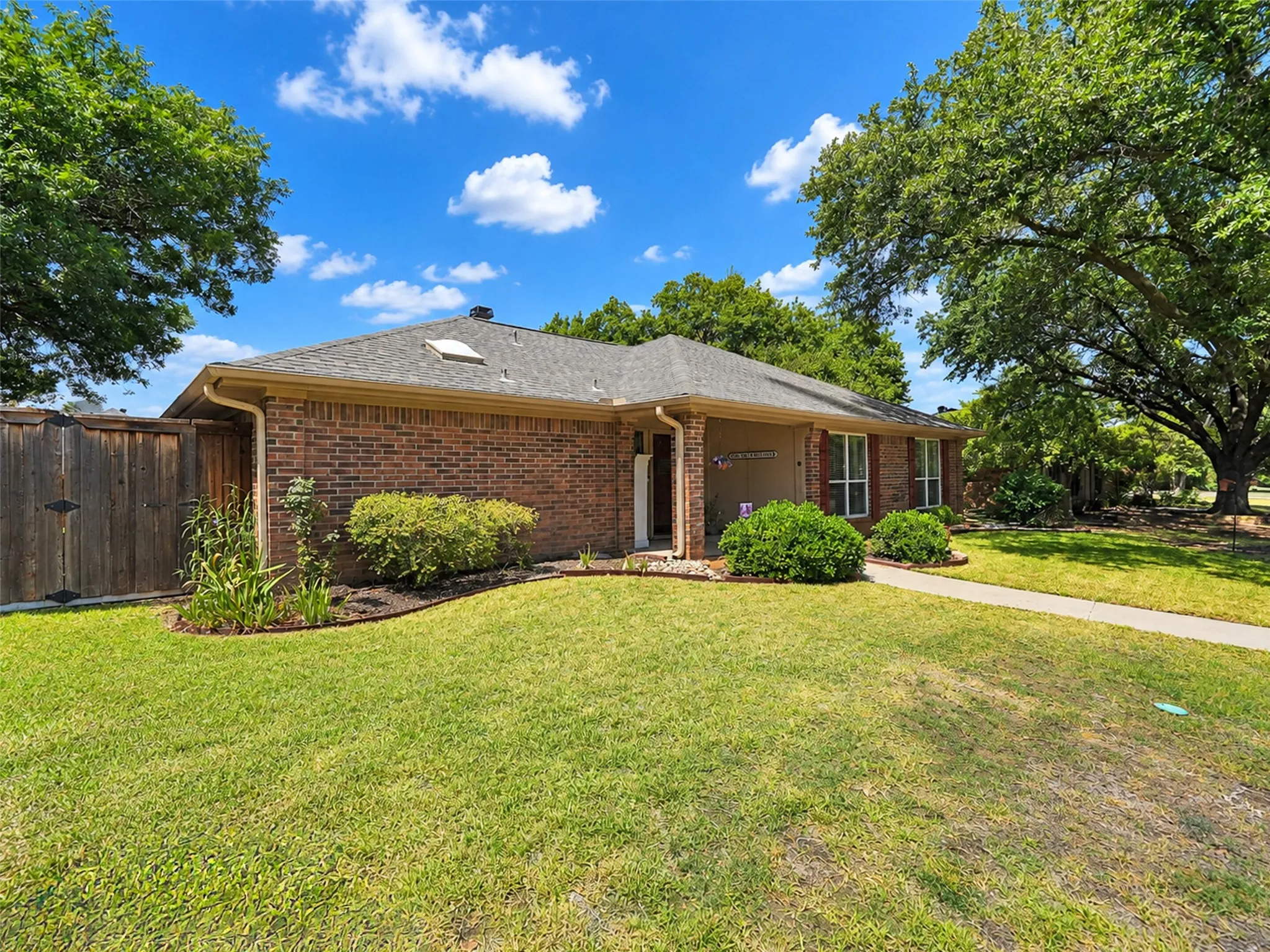Single Family Residence For Sale in Denton County , 2136 Goldfinch Drive, Lewisville, Texas 75077, 3 Bedroom, 2 Bathroom, 2 Garage spaces, 1,568 Sqft, built in 1985, mls#21348955, Real Estate Agent in Lewisville, Homes For Sale in Denton county, Homes For Sale in Lewisville, Realtor in Lewisville Texas, Real Estate Brokerage Independent Realty Texas, Luminita Cordes Realtor