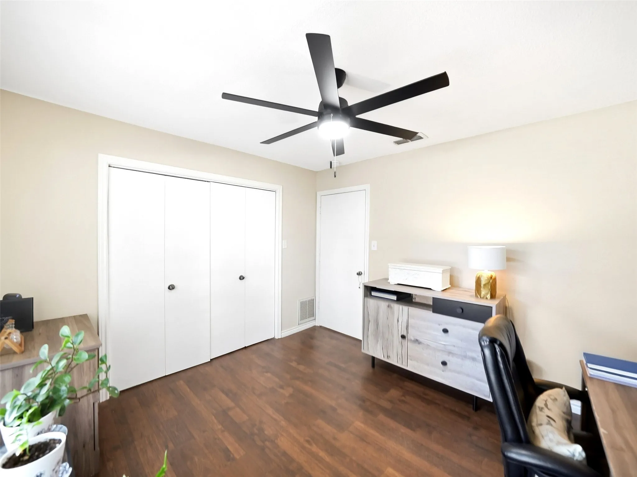 Single Family Residence For Sale in Denton County , 2136 Goldfinch Drive, Lewisville, Texas 75077, 3 Bedroom, 2 Bathroom, 2 Garage spaces, 1,568 Sqft, built in 1985, mls#21348955, Real Estate Agent in Lewisville, Homes For Sale in Denton county, Homes For Sale in Lewisville, Realtor in Lewisville Texas, Real Estate Brokerage Independent Realty Texas, Luminita Cordes Realtor