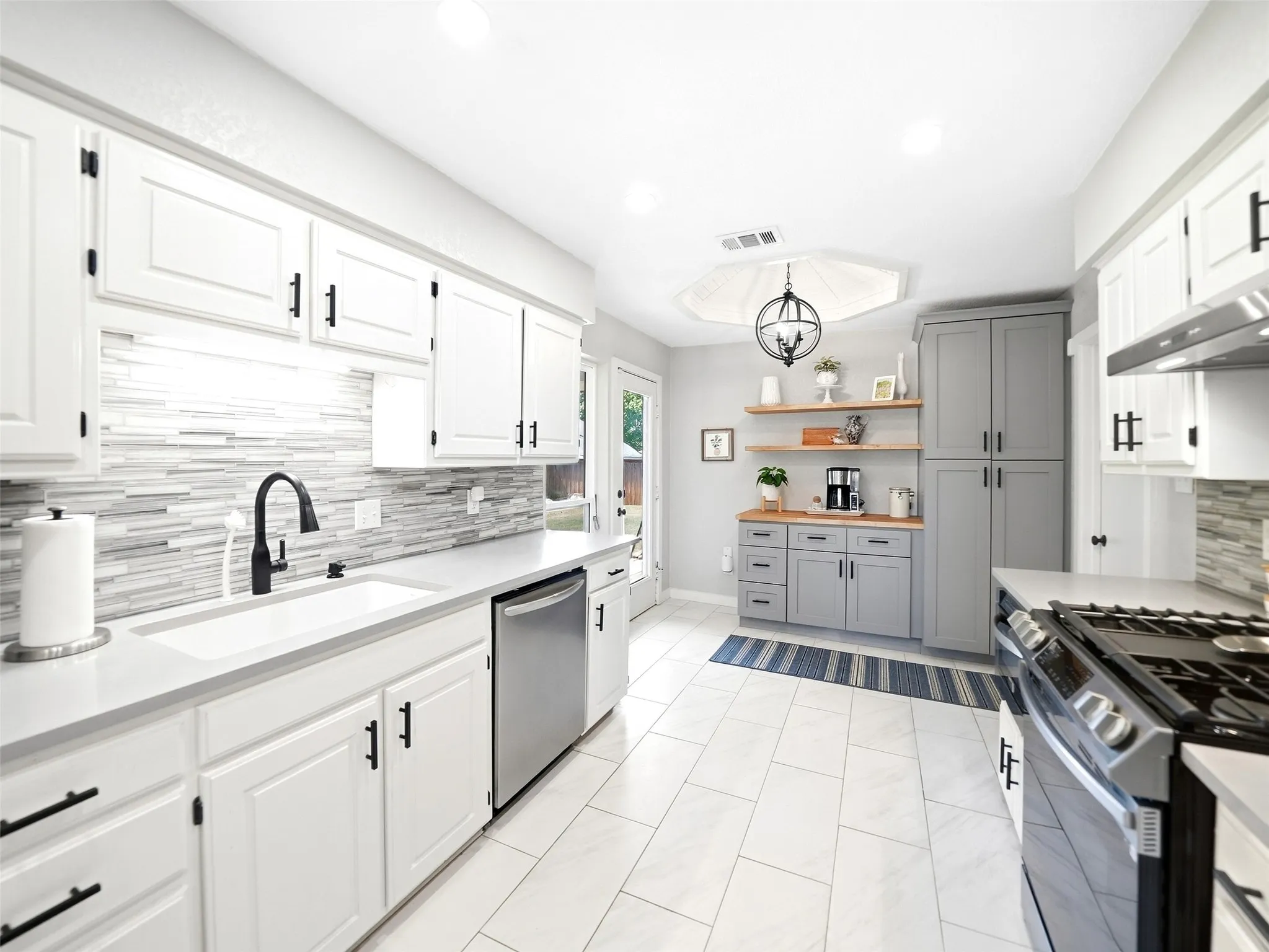 Single Family Residence For Sale in Denton County , 2136 Goldfinch Drive, Lewisville, Texas 75077, 3 Bedroom, 2 Bathroom, 2 Garage spaces, 1,568 Sqft, built in 1985, mls#21348955, Real Estate Agent in Lewisville, Homes For Sale in Denton county, Homes For Sale in Lewisville, Realtor in Lewisville Texas, Real Estate Brokerage Independent Realty Texas, Luminita Cordes Realtor