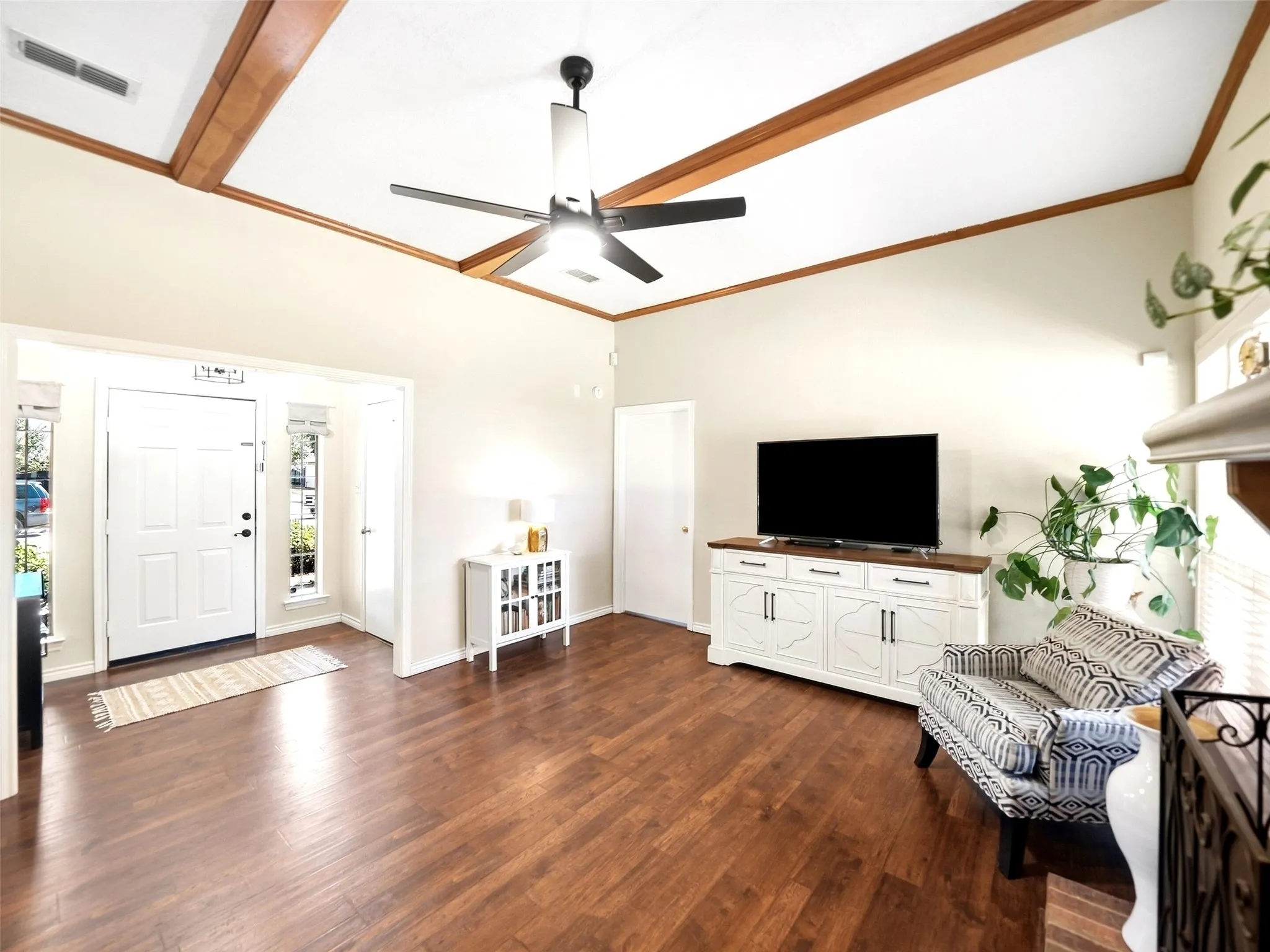Single Family Residence For Sale in Denton County , 2136 Goldfinch Drive, Lewisville, Texas 75077, 3 Bedroom, 2 Bathroom, 2 Garage spaces, 1,568 Sqft, built in 1985, mls#21348955, Real Estate Agent in Lewisville, Homes For Sale in Denton county, Homes For Sale in Lewisville, Realtor in Lewisville Texas, Real Estate Brokerage Independent Realty Texas, Luminita Cordes Realtor
