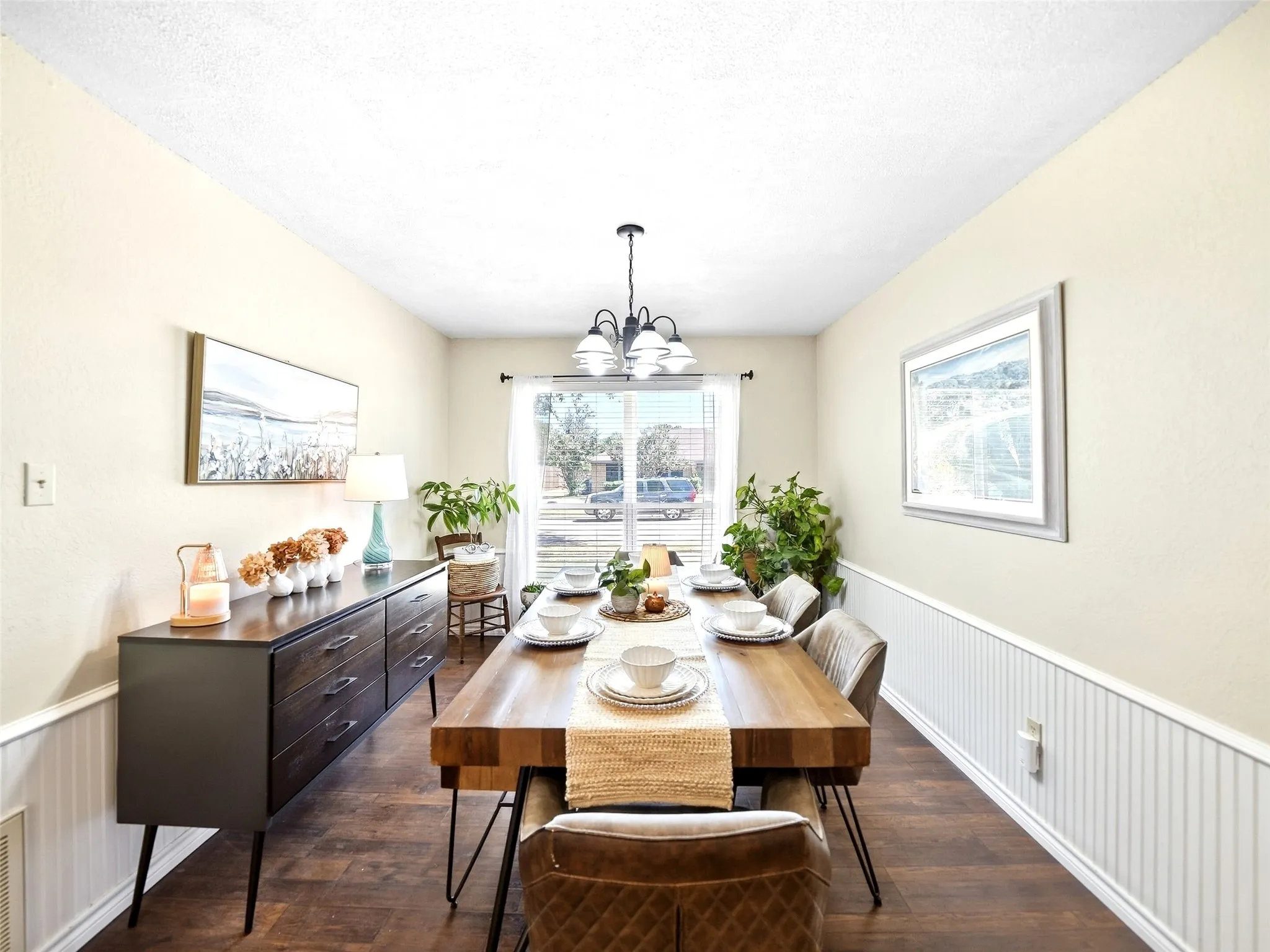 Single Family Residence For Sale in Denton County , 2136 Goldfinch Drive, Lewisville, Texas 75077, 3 Bedroom, 2 Bathroom, 2 Garage spaces, 1,568 Sqft, built in 1985, mls#21348955, Real Estate Agent in Lewisville, Homes For Sale in Denton county, Homes For Sale in Lewisville, Realtor in Lewisville Texas, Real Estate Brokerage Independent Realty Texas, Luminita Cordes Realtor