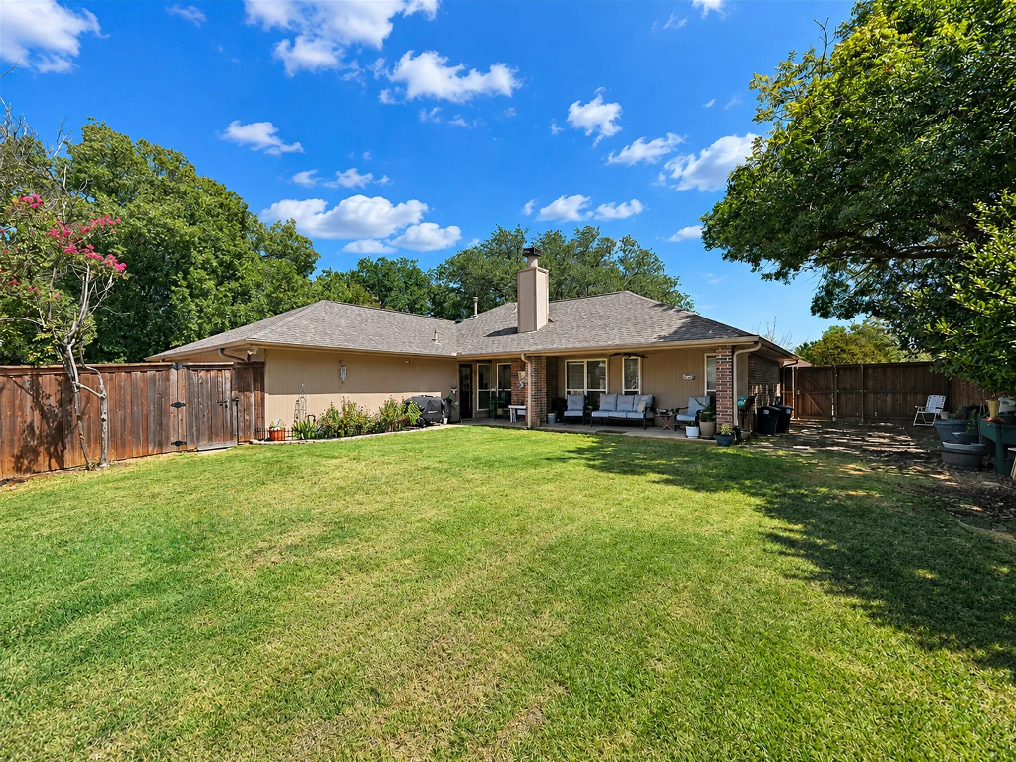 Single Family Residence For Sale in Denton County , 2136 Goldfinch Drive, Lewisville, Texas 75077, 3 Bedroom, 2 Bathroom, 2 Garage spaces, 1,568 Sqft, built in 1985, mls#21348955, Real Estate Agent in Lewisville, Homes For Sale in Denton county, Homes For Sale in Lewisville, Realtor in Lewisville Texas, Real Estate Brokerage Independent Realty Texas, Luminita Cordes Realtor