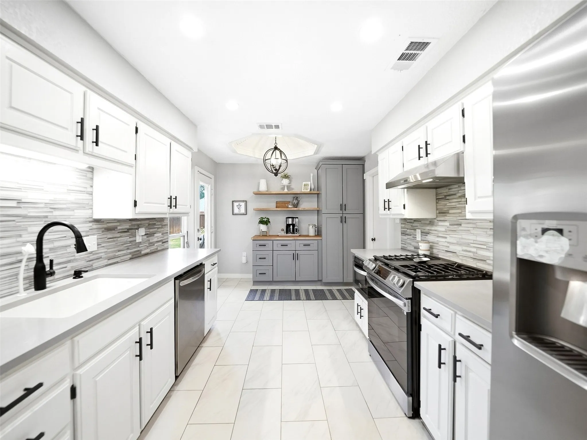 Single Family Residence For Sale in Denton County , 2136 Goldfinch Drive, Lewisville, Texas 75077, 3 Bedroom, 2 Bathroom, 2 Garage spaces, 1,568 Sqft, built in 1985, mls#21348955, Real Estate Agent in Lewisville, Homes For Sale in Denton county, Homes For Sale in Lewisville, Realtor in Lewisville Texas, Real Estate Brokerage Independent Realty Texas, Luminita Cordes Realtor