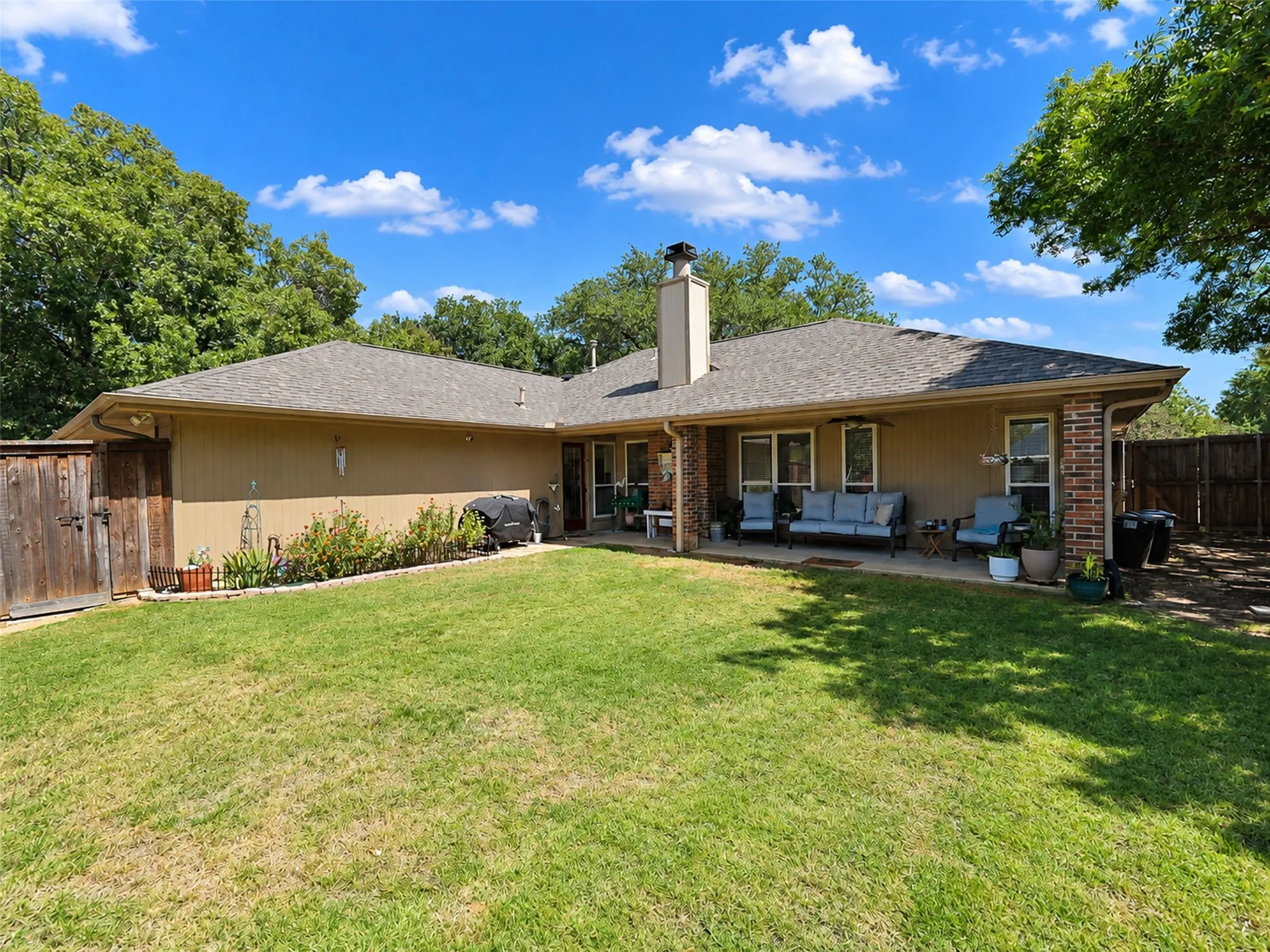 Single Family Residence For Sale in Denton County , 2136 Goldfinch Drive, Lewisville, Texas 75077, 3 Bedroom, 2 Bathroom, 2 Garage spaces, 1,568 Sqft, built in 1985, mls#21348955, Real Estate Agent in Lewisville, Homes For Sale in Denton county, Homes For Sale in Lewisville, Realtor in Lewisville Texas, Real Estate Brokerage Independent Realty Texas, Luminita Cordes Realtor
