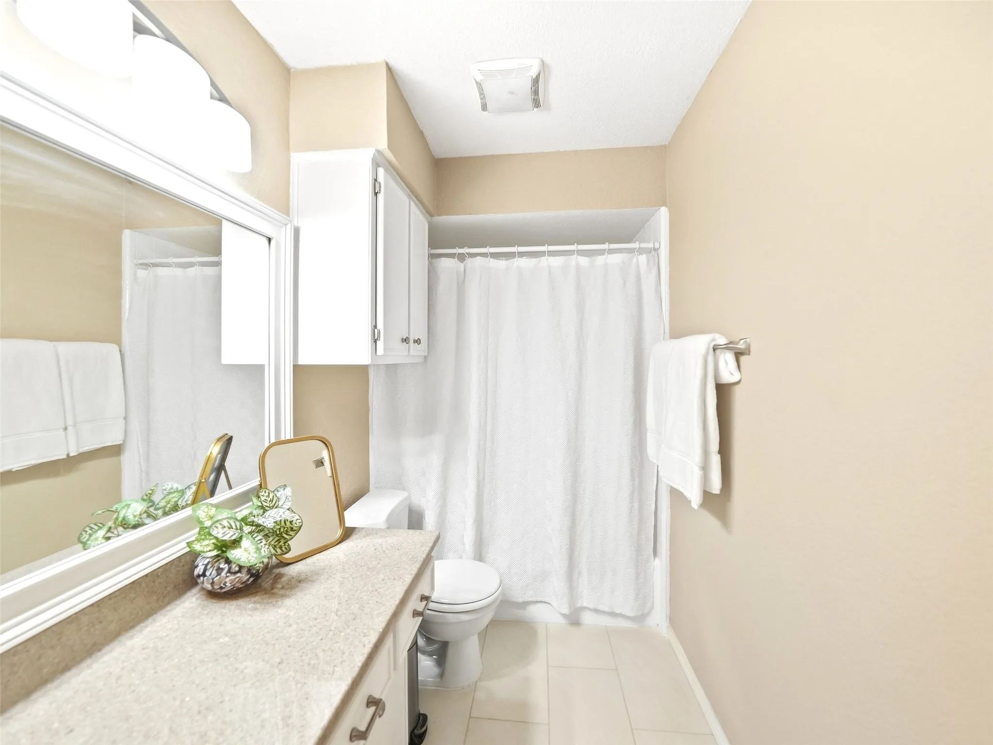 Single Family Residence For Sale in Denton County , 2136 Goldfinch Drive, Lewisville, Texas 75077, 3 Bedroom, 2 Bathroom, 2 Garage spaces, 1,568 Sqft, built in 1985, mls#21348955, Real Estate Agent in Lewisville, Homes For Sale in Denton county, Homes For Sale in Lewisville, Realtor in Lewisville Texas, Real Estate Brokerage Independent Realty Texas, Luminita Cordes Realtor