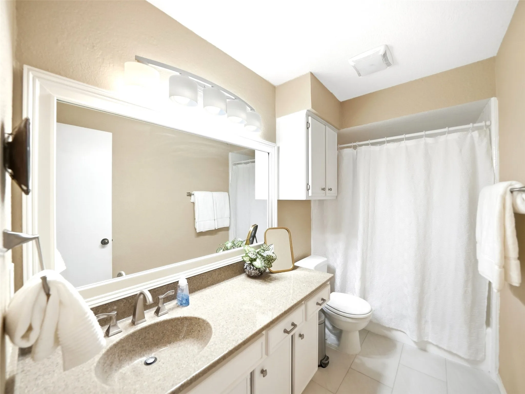 Single Family Residence For Sale in Denton County , 2136 Goldfinch Drive, Lewisville, Texas 75077, 3 Bedroom, 2 Bathroom, 2 Garage spaces, 1,568 Sqft, built in 1985, mls#21348955, Real Estate Agent in Lewisville, Homes For Sale in Denton county, Homes For Sale in Lewisville, Realtor in Lewisville Texas, Real Estate Brokerage Independent Realty Texas, Luminita Cordes Realtor