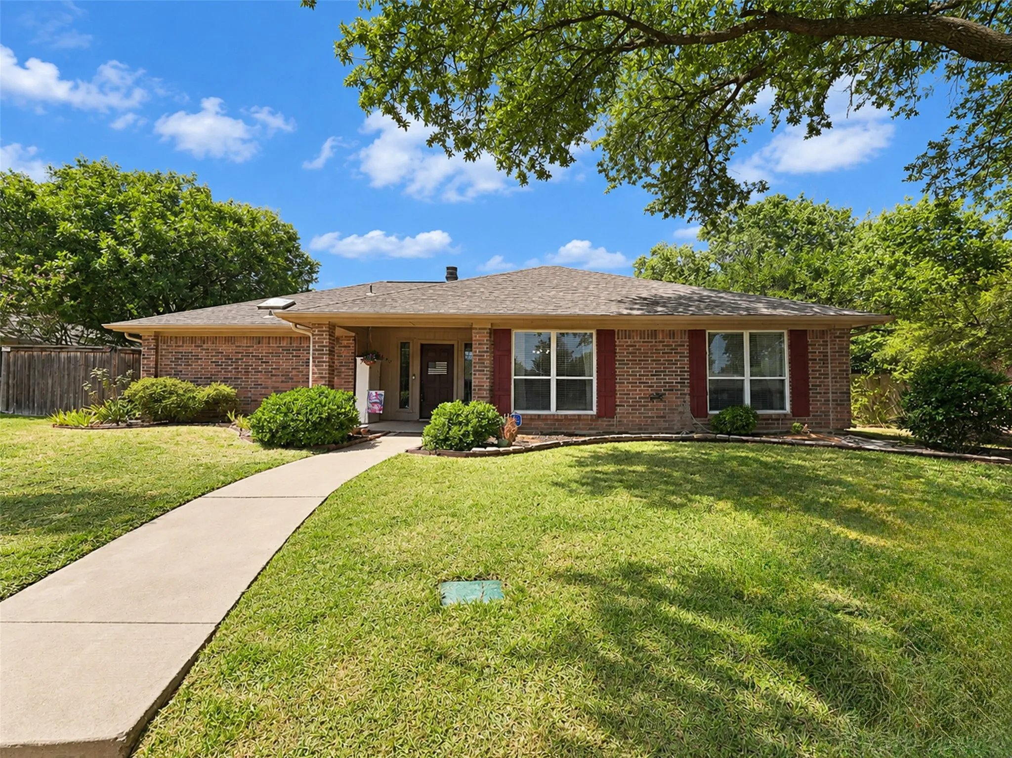 Single Family Residence For Sale in Denton County , 2136 Goldfinch Drive, Lewisville, Texas 75077, 3 Bedroom, 2 Bathroom, 2 Garage spaces, 1,568 Sqft, built in 1985, mls#21348955, Real Estate Agent in Lewisville, Homes For Sale in Denton county, Homes For Sale in Lewisville, Realtor in Lewisville Texas, Real Estate Brokerage Independent Realty Texas, Luminita Cordes Realtor