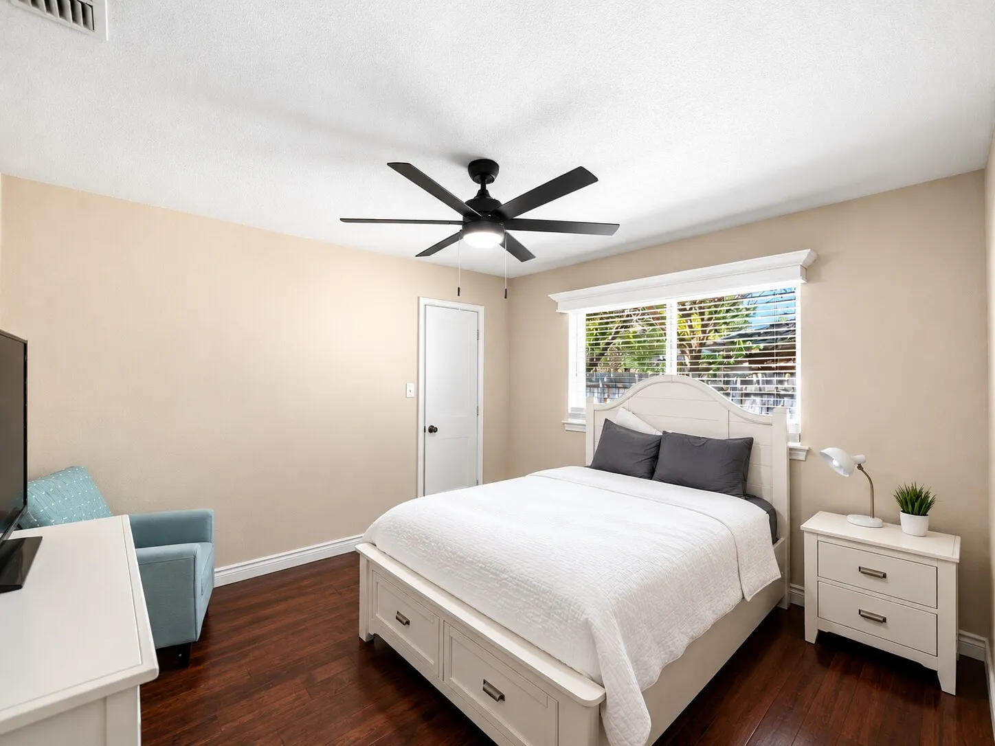 Single Family Residence For Sale in Denton County , 2136 Goldfinch Drive, Lewisville, Texas 75077, 3 Bedroom, 2 Bathroom, 2 Garage spaces, 1,568 Sqft, built in 1985, mls#21348955, Real Estate Agent in Lewisville, Homes For Sale in Denton county, Homes For Sale in Lewisville, Realtor in Lewisville Texas, Real Estate Brokerage Independent Realty Texas, Luminita Cordes Realtor