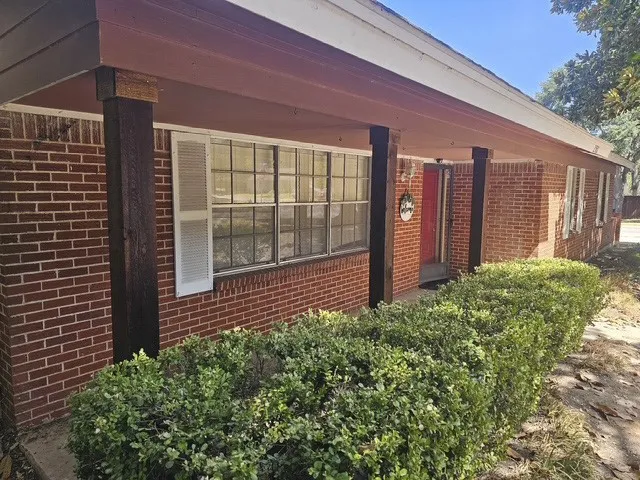 Single Family Residence For Rent in Tarrant County , 2501 White Oak Lane, Arlington, Texas 76012, 3 Bedroom, 2 Bathroom, 2 Garage spaces, 1,565 Sqft, built in 1963, mls#21386867, Real Estate Agent in Arlington, Homes For Rent in Tarrant county, Homes For Rent in Arlington, Realtor in Arlington Texas, Real Estate Brokerage Independent Realty Texas, Luminita Cordes Realtor