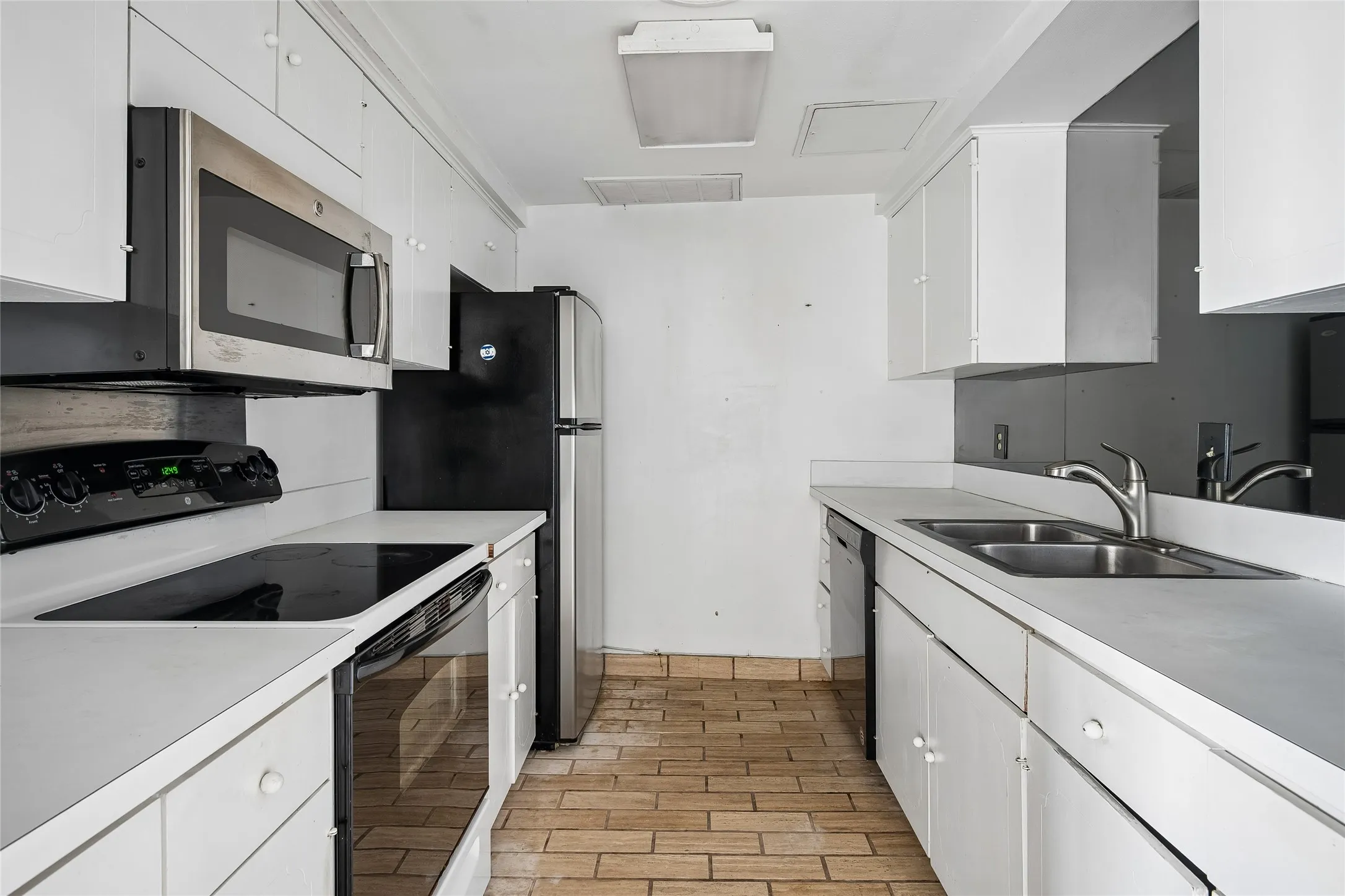 Completely equipped galley kitchen.