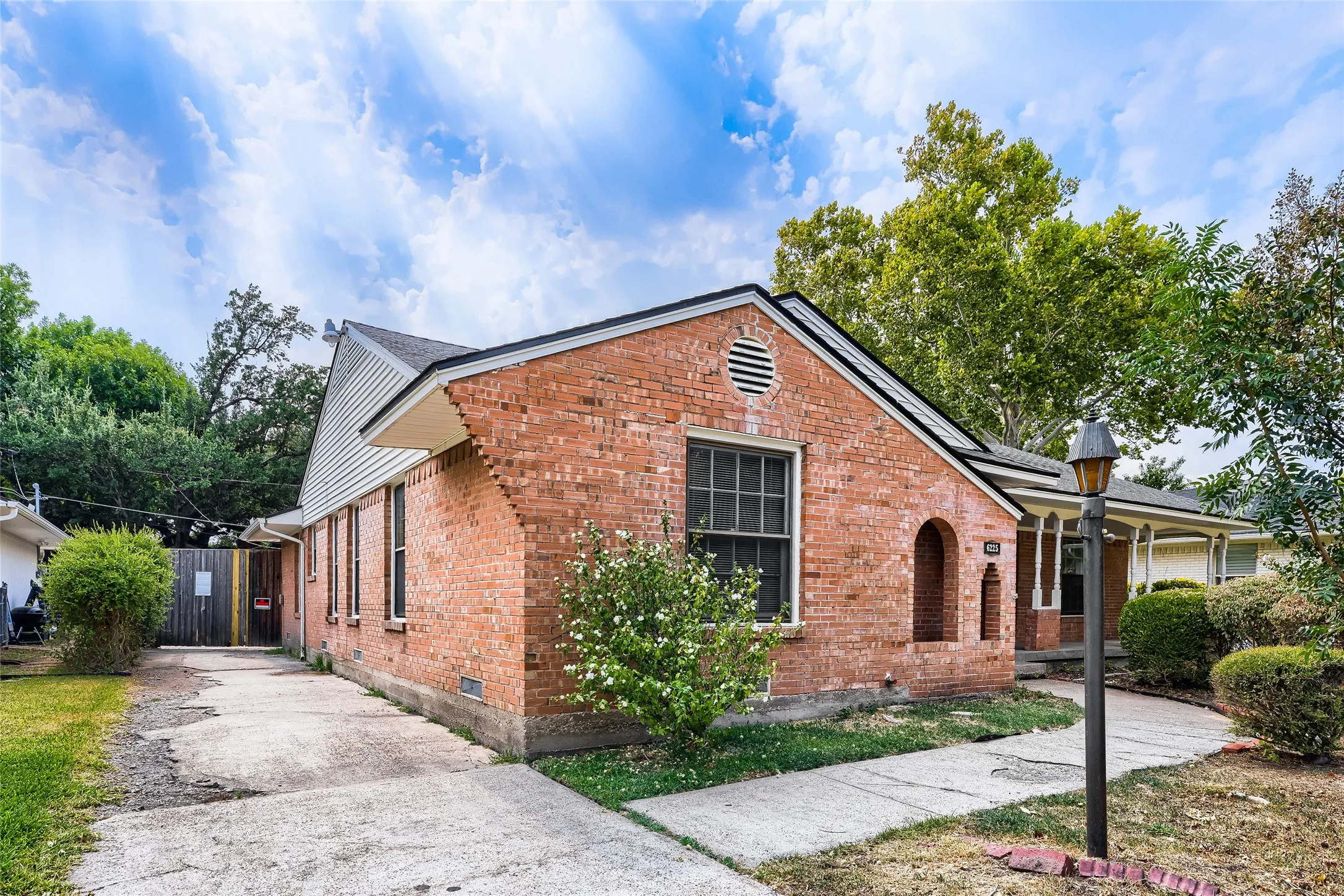 Single Family Residence For Sale in Dallas County , 6225 Berryhill Street, Dallas, Texas 75231, 3 Bedroom, 2 Bathroom, 2 Garage spaces, 1,942 Sqft, built in 1960, mls#21370149, Real Estate Agent in Dallas, Homes For Sale in Dallas county, Homes For Sale in Dallas, Realtor in Dallas Texas, Real Estate Brokerage Independent Realty Texas, Luminita Cordes Realtor