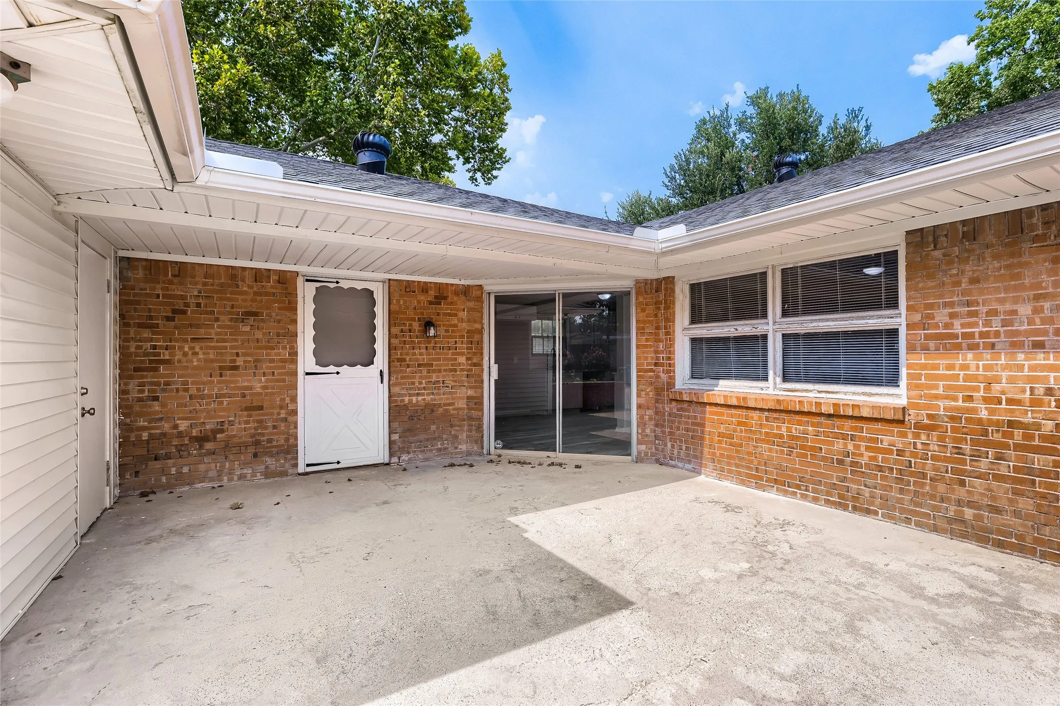 Single Family Residence For Sale in Dallas County , 6225 Berryhill Street, Dallas, Texas 75231, 3 Bedroom, 2 Bathroom, 2 Garage spaces, 1,942 Sqft, built in 1960, mls#21370149, Real Estate Agent in Dallas, Homes For Sale in Dallas county, Homes For Sale in Dallas, Realtor in Dallas Texas, Real Estate Brokerage Independent Realty Texas, Luminita Cordes Realtor