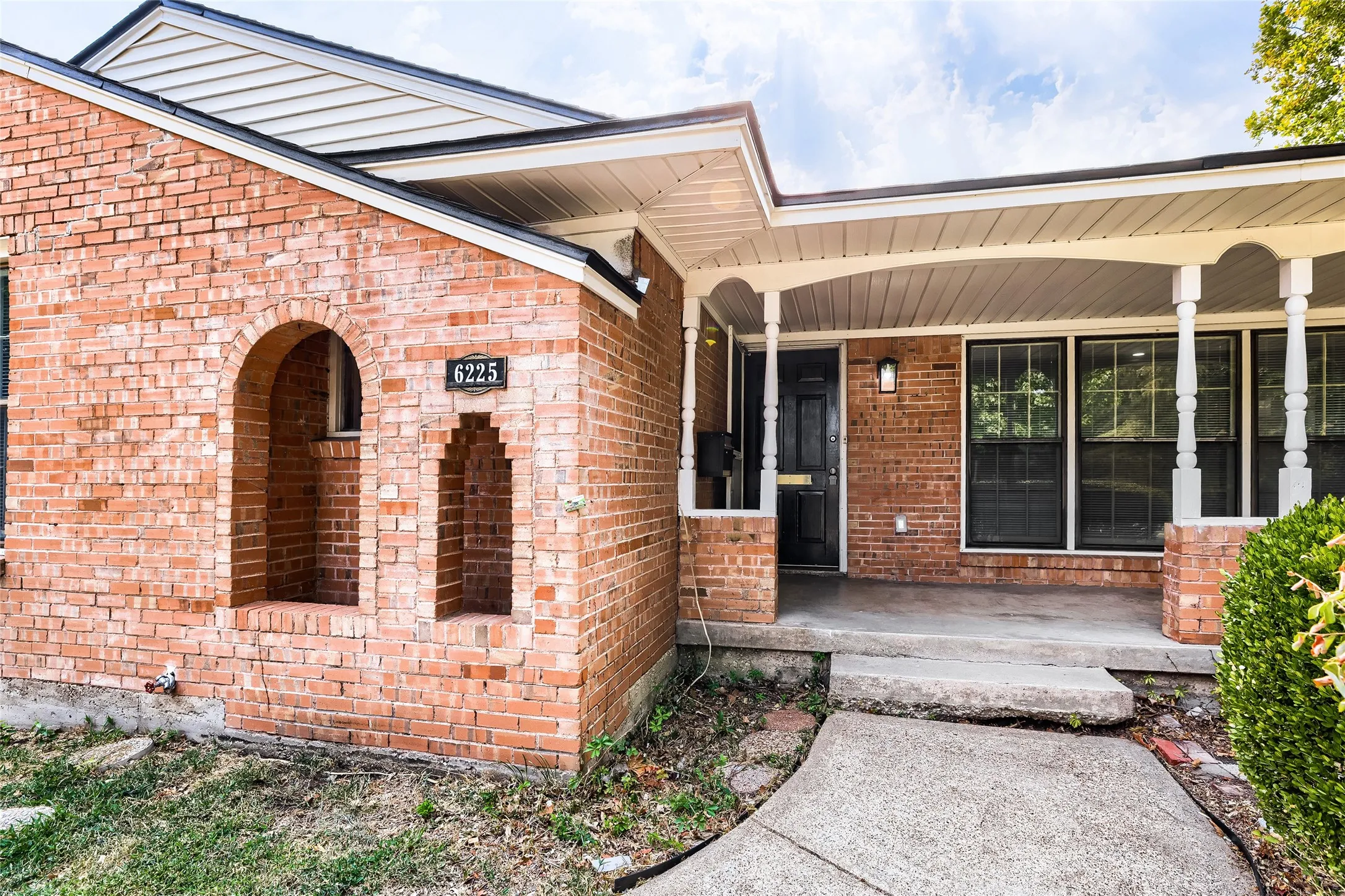 Single Family Residence For Sale in Dallas County , 6225 Berryhill Street, Dallas, Texas 75231, 3 Bedroom, 2 Bathroom, 2 Garage spaces, 1,942 Sqft, built in 1960, mls#21370149, Real Estate Agent in Dallas, Homes For Sale in Dallas county, Homes For Sale in Dallas, Realtor in Dallas Texas, Real Estate Brokerage Independent Realty Texas, Luminita Cordes Realtor