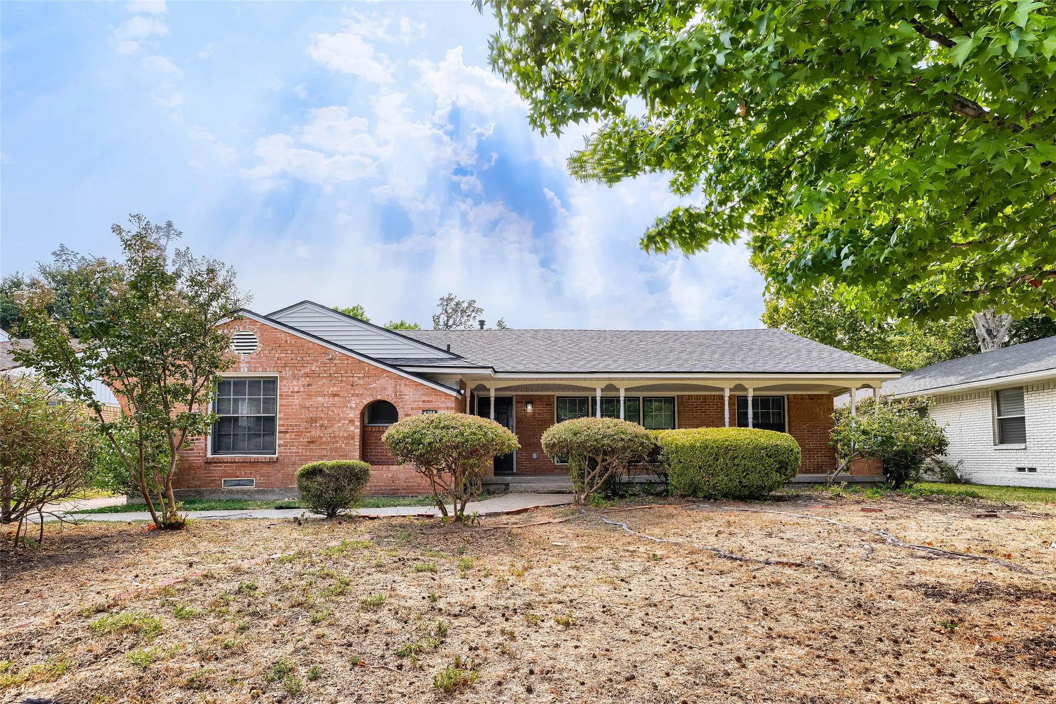 Single Family Residence For Sale in Dallas County , 6225 Berryhill Street, Dallas, Texas 75231, 3 Bedroom, 2 Bathroom, 2 Garage spaces, 1,942 Sqft, built in 1960, mls#21370149, Real Estate Agent in Dallas, Homes For Sale in Dallas county, Homes For Sale in Dallas, Realtor in Dallas Texas, Real Estate Brokerage Independent Realty Texas, Luminita Cordes Realtor