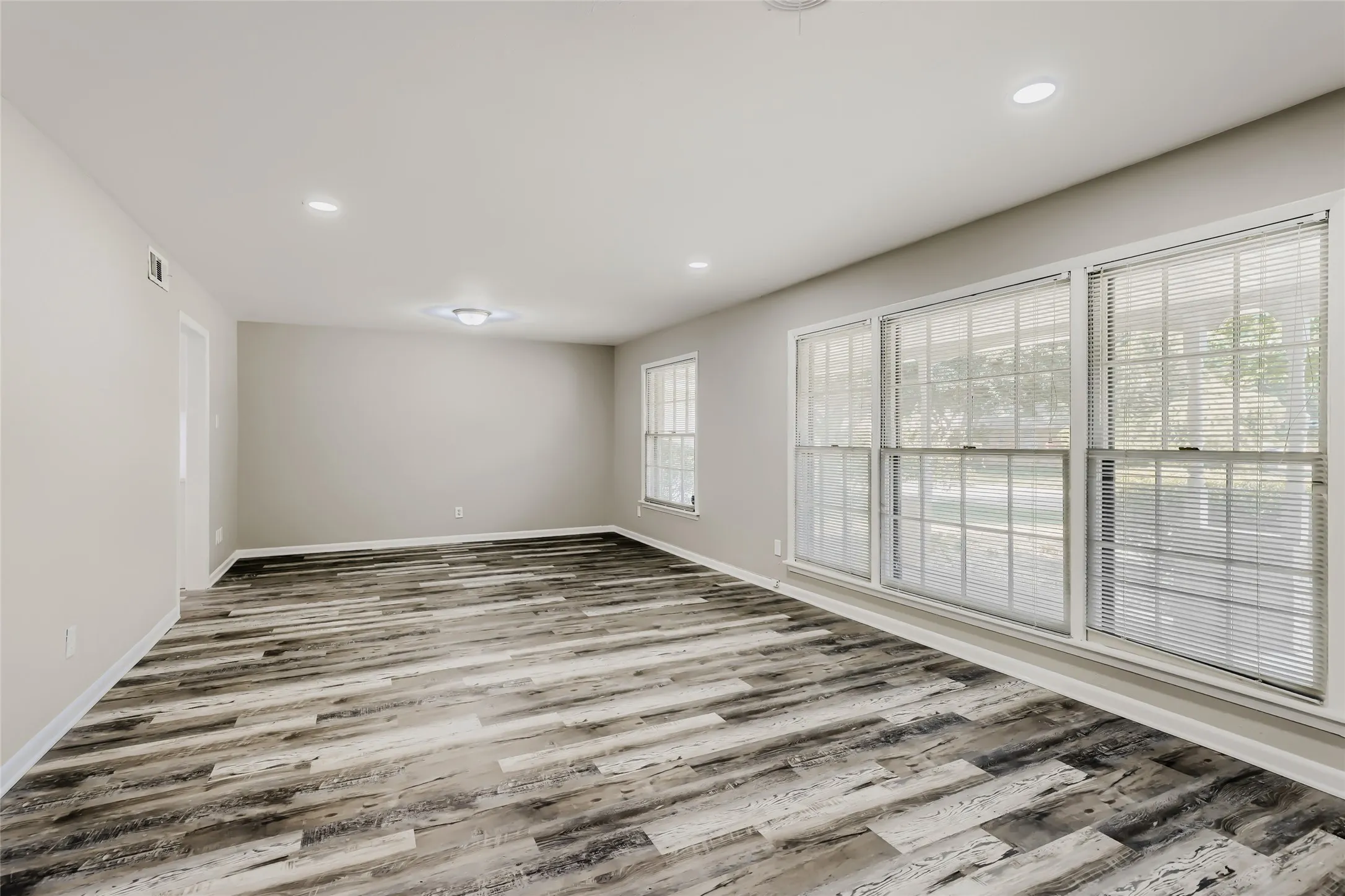Single Family Residence For Sale in Dallas County , 6225 Berryhill Street, Dallas, Texas 75231, 3 Bedroom, 2 Bathroom, 2 Garage spaces, 1,942 Sqft, built in 1960, mls#21370149, Real Estate Agent in Dallas, Homes For Sale in Dallas county, Homes For Sale in Dallas, Realtor in Dallas Texas, Real Estate Brokerage Independent Realty Texas, Luminita Cordes Realtor