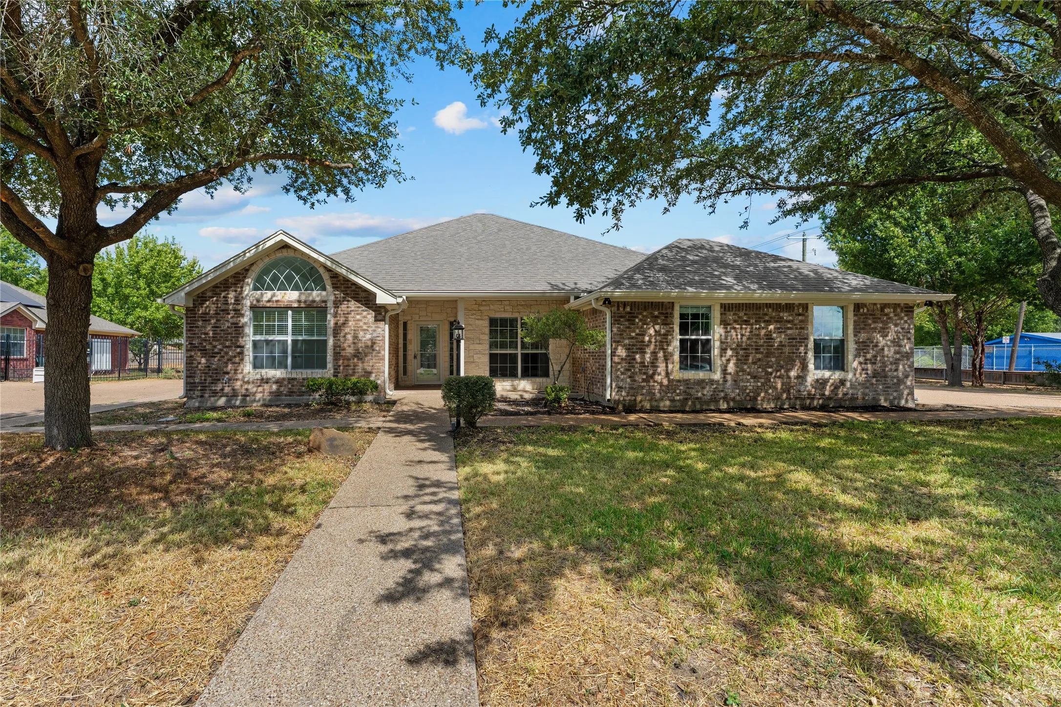 Single Family Residence For Sale in Mc Lennan County , 303 S Cedar Ridge Circle, Robinson, Texas 76706, 4 Bedroom, 2 Bathroom, 2 Garage spaces, 2,082 Sqft, built in 2005, mls#21386256, Real Estate Agent in Robinson, Homes For Sale in Mc Lennan county, Homes For Sale in Robinson, Realtor in Robinson Texas, Real Estate Brokerage Independent Realty Texas, Luminita Cordes Realtor