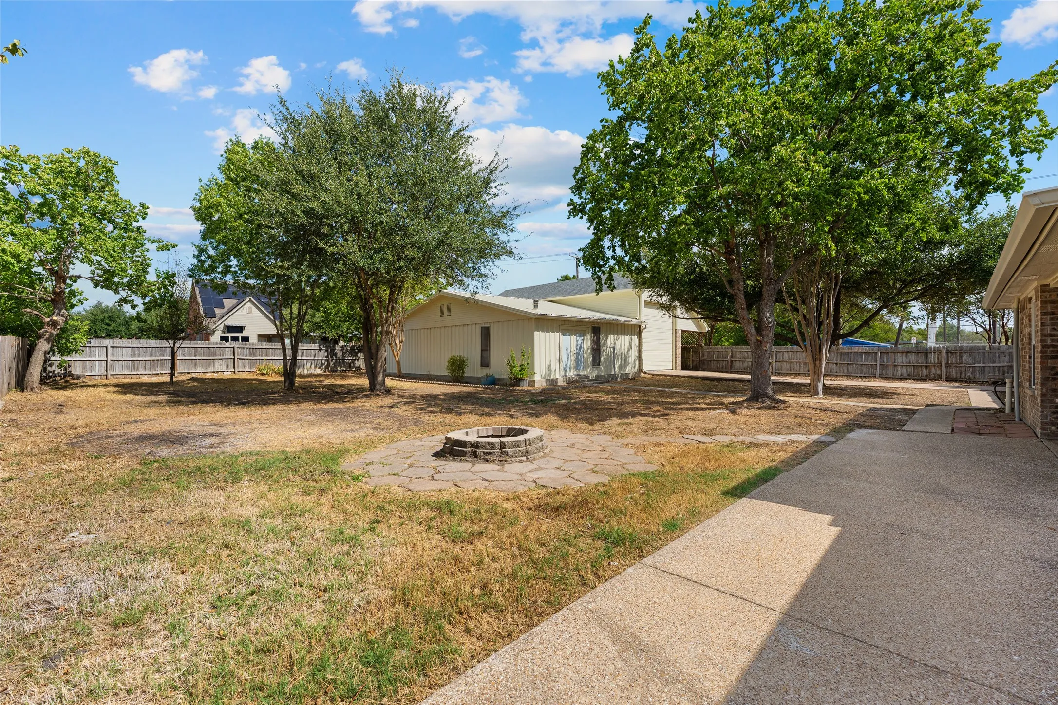 Single Family Residence For Sale in Mc Lennan County , 303 S Cedar Ridge Circle, Robinson, Texas 76706, 4 Bedroom, 2 Bathroom, 2 Garage spaces, 2,082 Sqft, built in 2005, mls#21386256, Real Estate Agent in Robinson, Homes For Sale in Mc Lennan county, Homes For Sale in Robinson, Realtor in Robinson Texas, Real Estate Brokerage Independent Realty Texas, Luminita Cordes Realtor