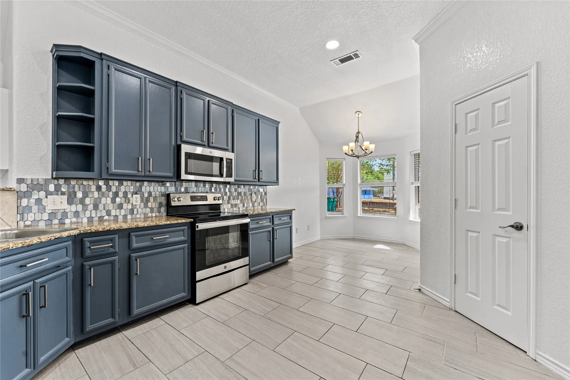 Single Family Residence For Sale in Mc Lennan County , 303 S Cedar Ridge Circle, Robinson, Texas 76706, 4 Bedroom, 2 Bathroom, 2 Garage spaces, 2,082 Sqft, built in 2005, mls#21386256, Real Estate Agent in Robinson, Homes For Sale in Mc Lennan county, Homes For Sale in Robinson, Realtor in Robinson Texas, Real Estate Brokerage Independent Realty Texas, Luminita Cordes Realtor