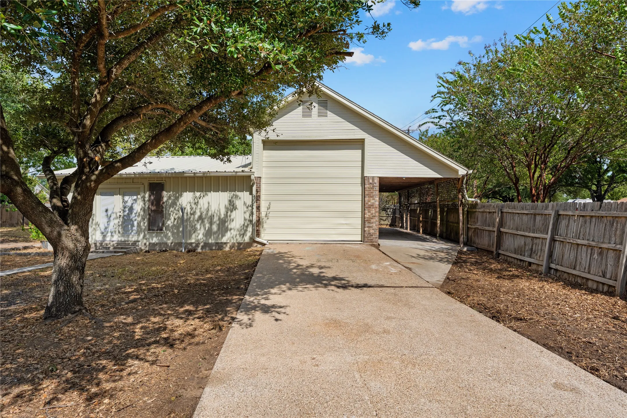 Single Family Residence For Sale in Mc Lennan County , 303 S Cedar Ridge Circle, Robinson, Texas 76706, 4 Bedroom, 2 Bathroom, 2 Garage spaces, 2,082 Sqft, built in 2005, mls#21386256, Real Estate Agent in Robinson, Homes For Sale in Mc Lennan county, Homes For Sale in Robinson, Realtor in Robinson Texas, Real Estate Brokerage Independent Realty Texas, Luminita Cordes Realtor
