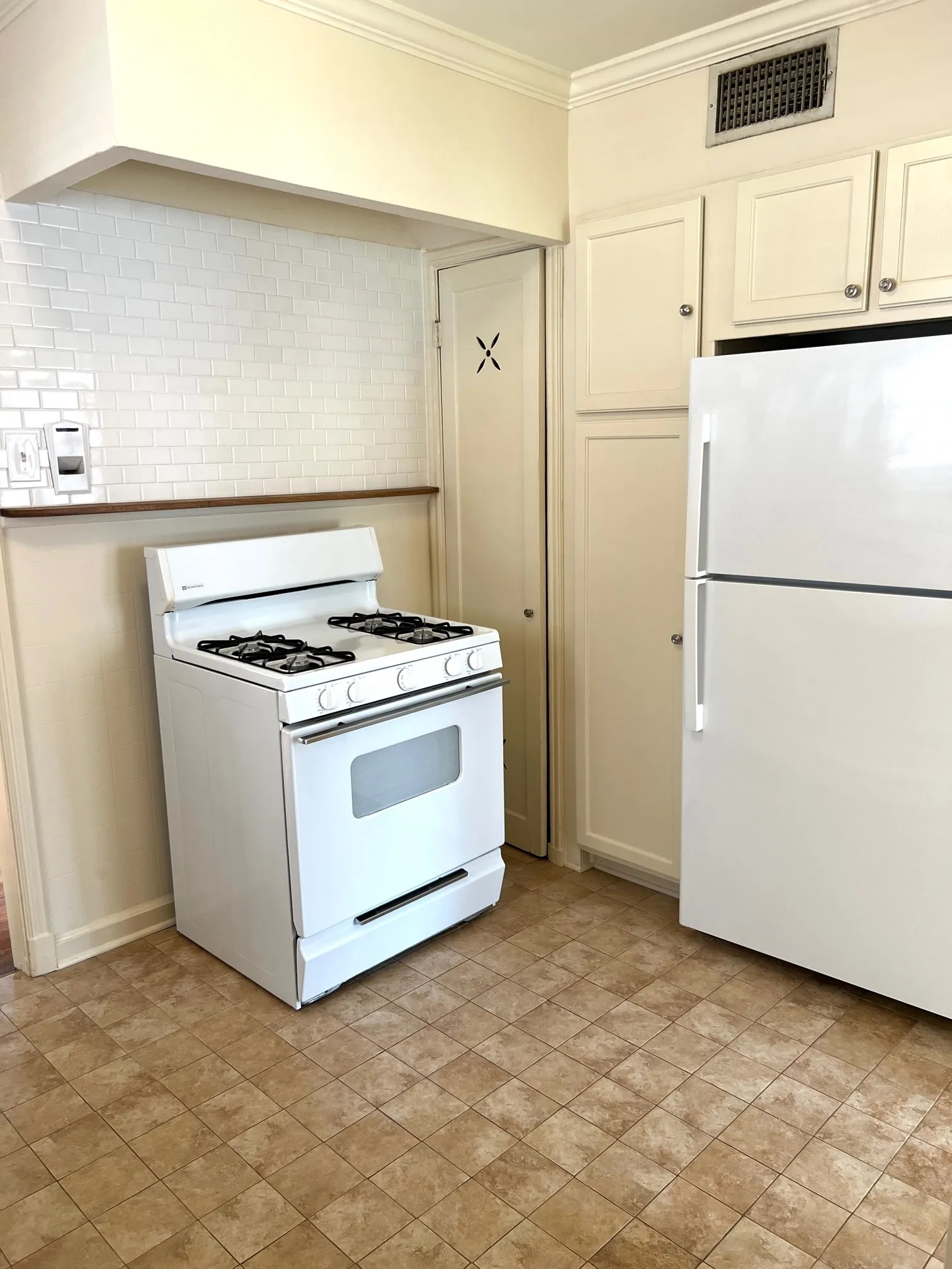 Freestanding gas range & refrigeragtor/freezer