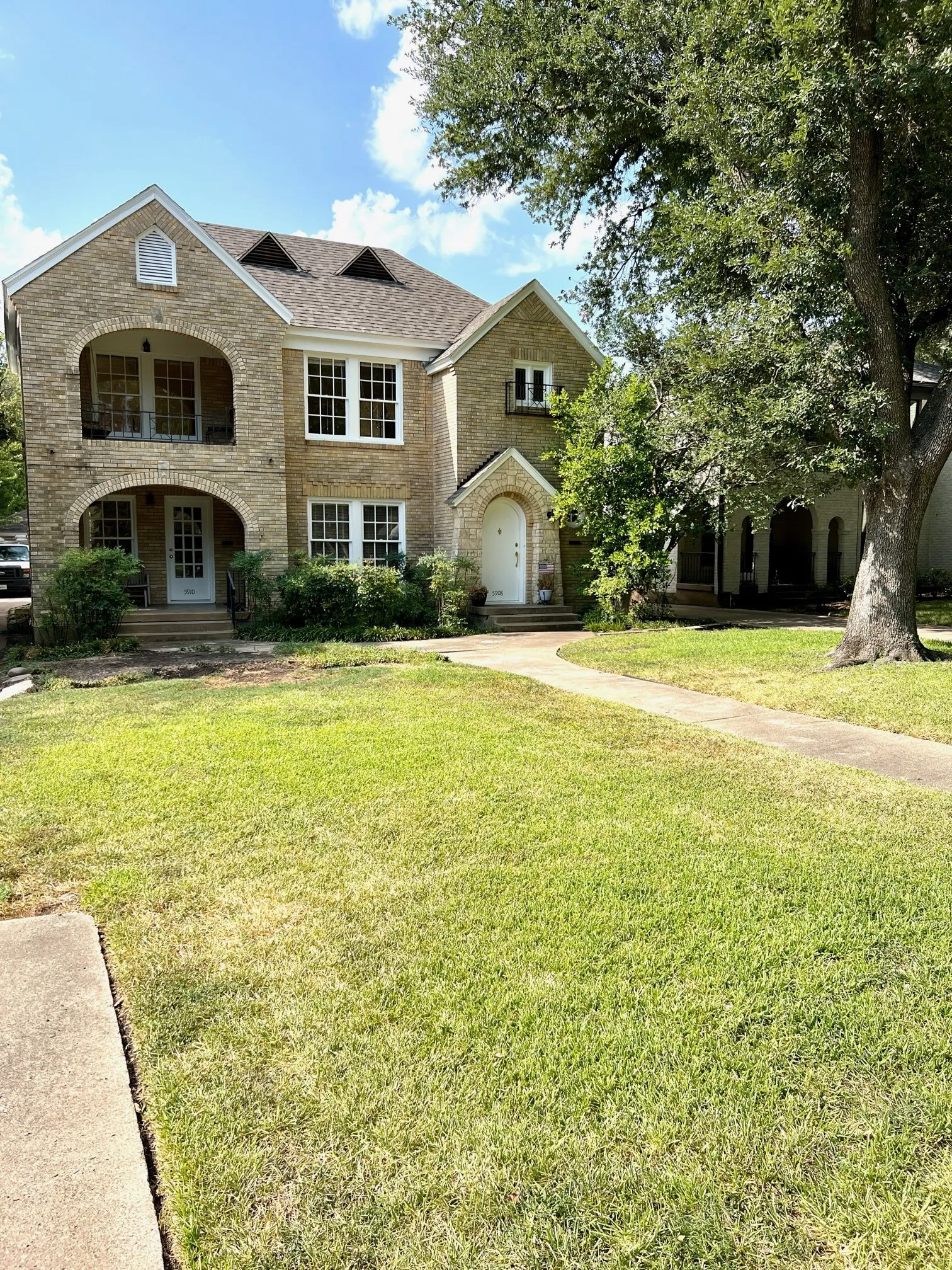 Duplex For Rent in Dallas County , 5910 Marquita Avenue, Dallas, Texas 75206, 2 Bedroom, 1 Bathroom, Garage spaces, 1,299 Sqft, built in 1939, mls#21386857, Real Estate Agent in Dallas, Homes For Rent in Dallas county, Homes For Rent in Dallas, Realtor in Dallas Texas, Real Estate Brokerage Independent Realty Texas, Luminita Cordes Realtor