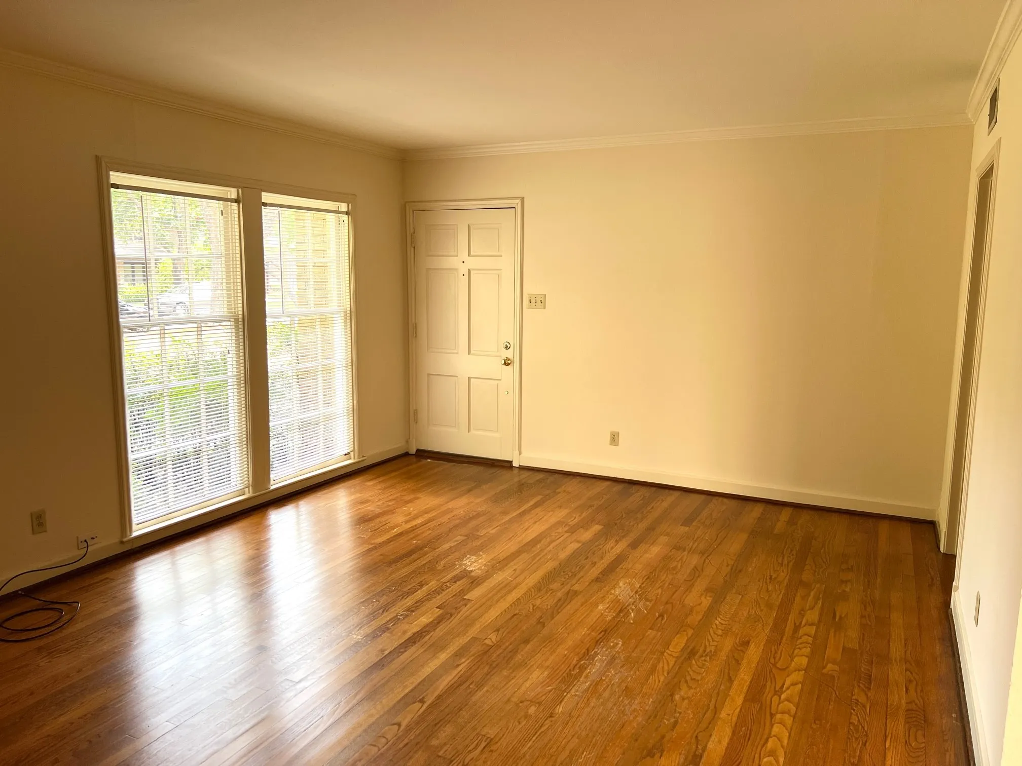 Duplex For Rent in Dallas County , 5910 Marquita Avenue, Dallas, Texas 75206, 2 Bedroom, 1 Bathroom, Garage spaces, 1,299 Sqft, built in 1939, mls#21386857, Real Estate Agent in Dallas, Homes For Rent in Dallas county, Homes For Rent in Dallas, Realtor in Dallas Texas, Real Estate Brokerage Independent Realty Texas, Luminita Cordes Realtor