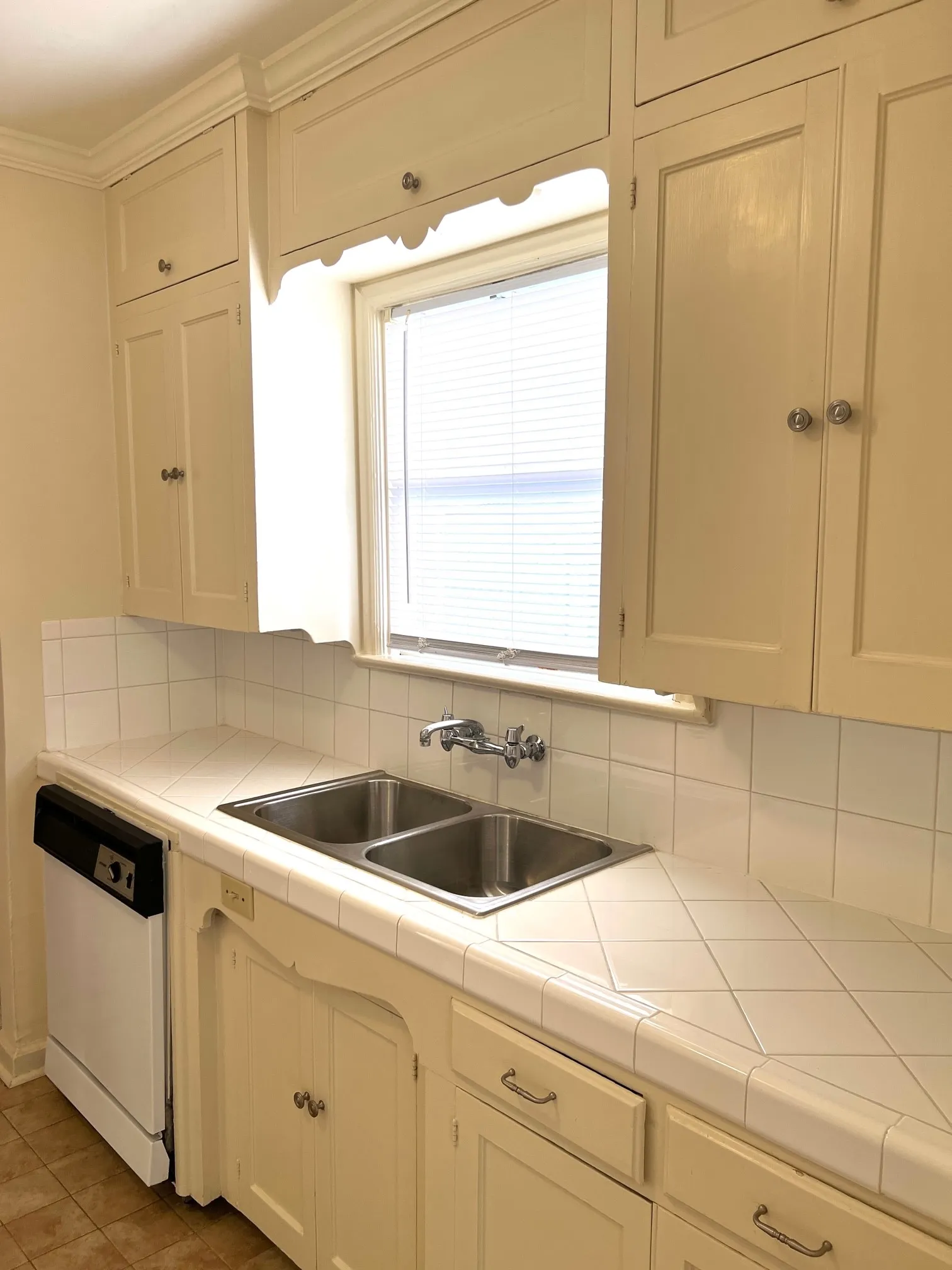 Kitchen with dishwasher