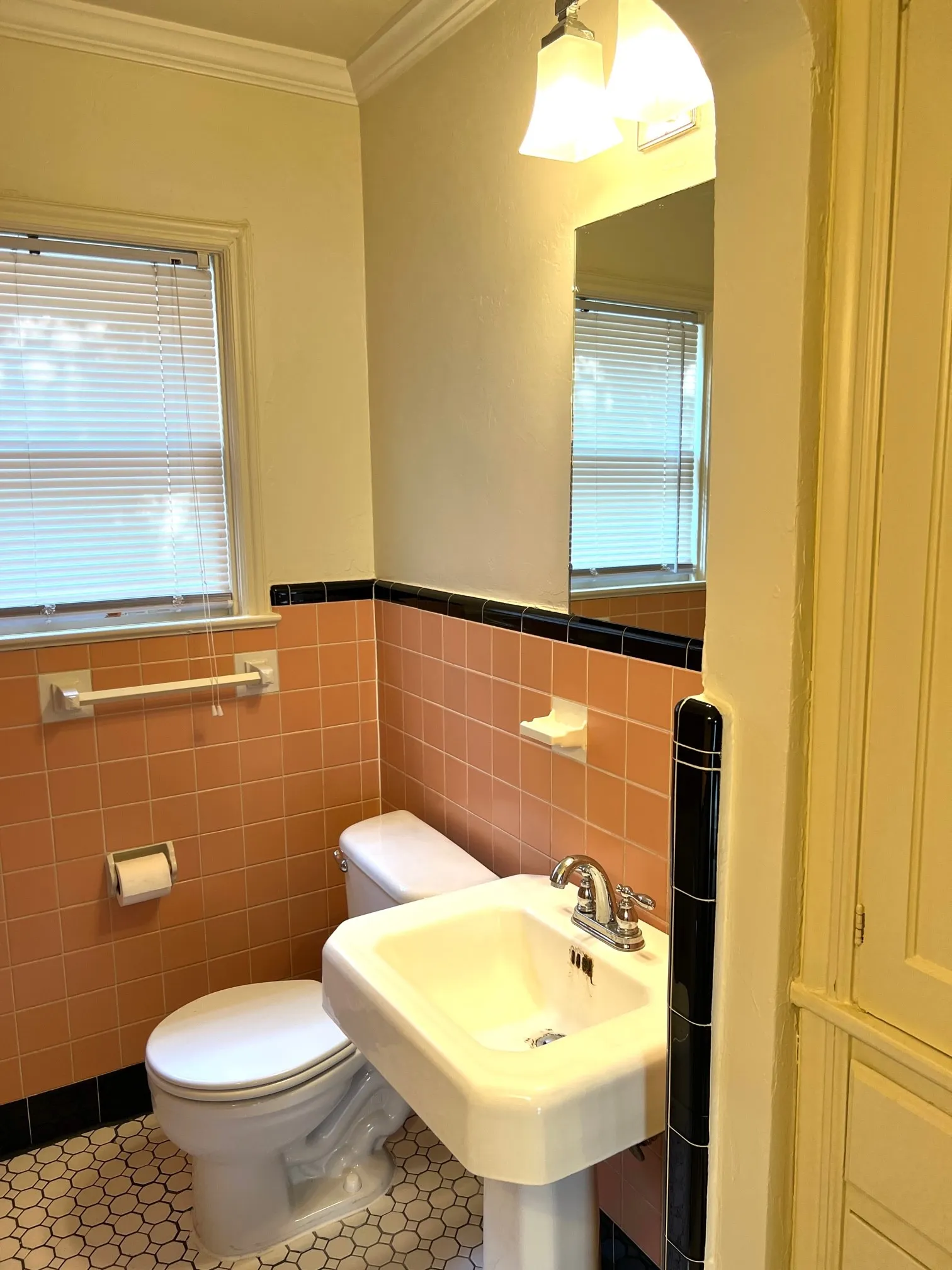 Duplex For Rent in Dallas County , 5910 Marquita Avenue, Dallas, Texas 75206, 2 Bedroom, 1 Bathroom, Garage spaces, 1,299 Sqft, built in 1939, mls#21386857, Real Estate Agent in Dallas, Homes For Rent in Dallas county, Homes For Rent in Dallas, Realtor in Dallas Texas, Real Estate Brokerage Independent Realty Texas, Luminita Cordes Realtor