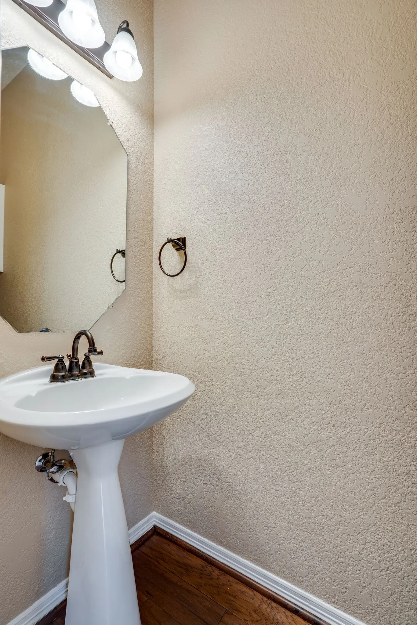 Single Family Residence For Rent in Collin County , 4036 Christopher Way, Plano, Texas 75024, 3 Bedroom, 3 Bathroom, 2 Garage spaces, 2,211 Sqft, built in 1996, mls#21386934, Real Estate Agent in Plano, Homes For Rent in Collin county, Homes For Rent in Plano, Realtor in Plano Texas, Real Estate Brokerage Independent Realty Texas, Luminita Cordes Realtor