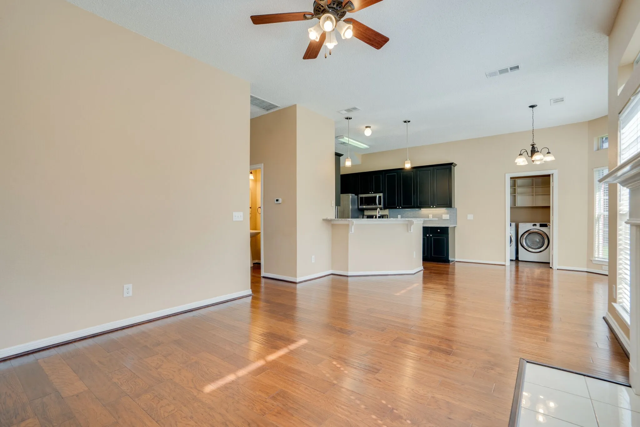 Single Family Residence For Rent in Collin County , 4036 Christopher Way, Plano, Texas 75024, 3 Bedroom, 3 Bathroom, 2 Garage spaces, 2,211 Sqft, built in 1996, mls#21386934, Real Estate Agent in Plano, Homes For Rent in Collin county, Homes For Rent in Plano, Realtor in Plano Texas, Real Estate Brokerage Independent Realty Texas, Luminita Cordes Realtor