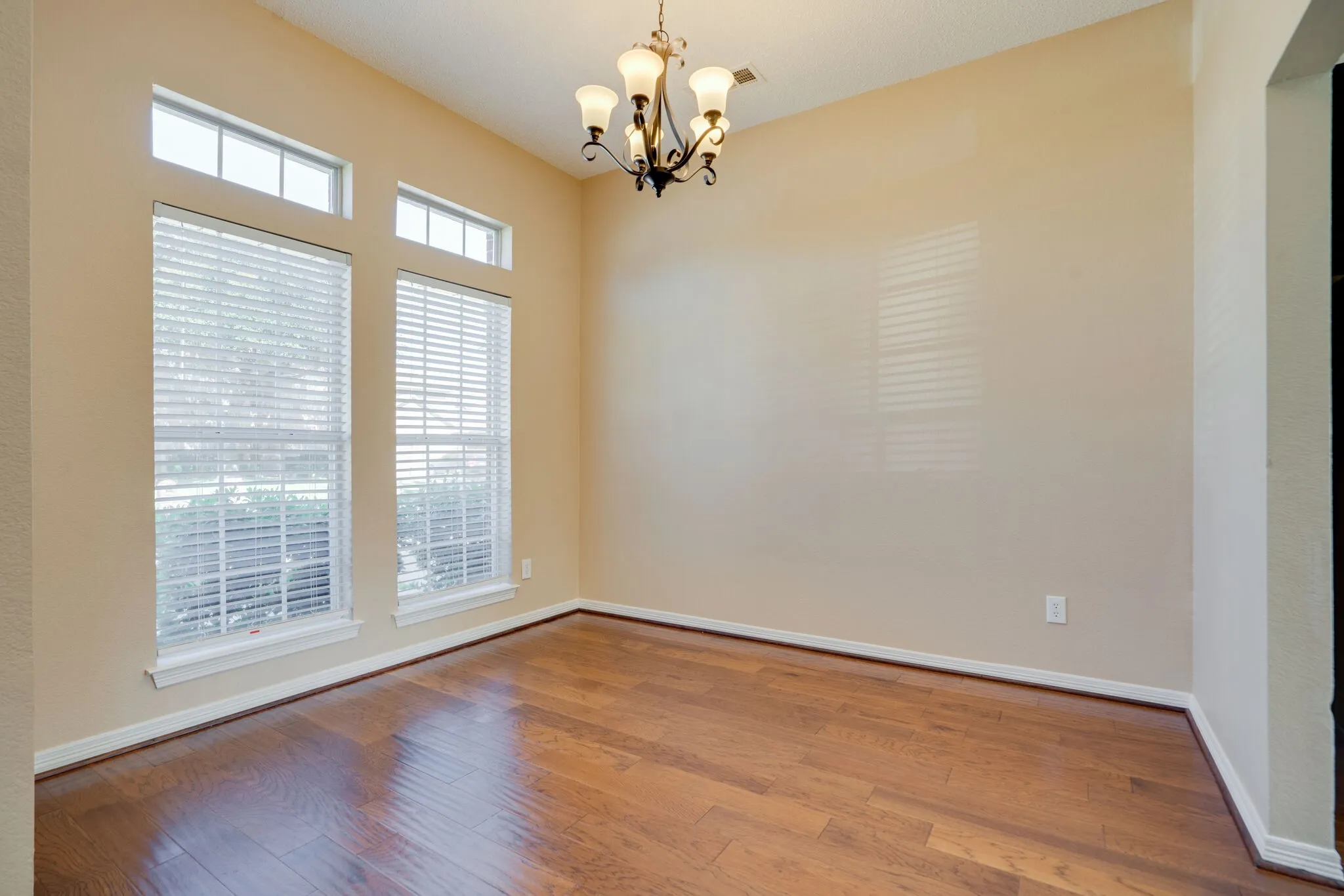 Single Family Residence For Rent in Collin County , 4036 Christopher Way, Plano, Texas 75024, 3 Bedroom, 3 Bathroom, 2 Garage spaces, 2,211 Sqft, built in 1996, mls#21386934, Real Estate Agent in Plano, Homes For Rent in Collin county, Homes For Rent in Plano, Realtor in Plano Texas, Real Estate Brokerage Independent Realty Texas, Luminita Cordes Realtor