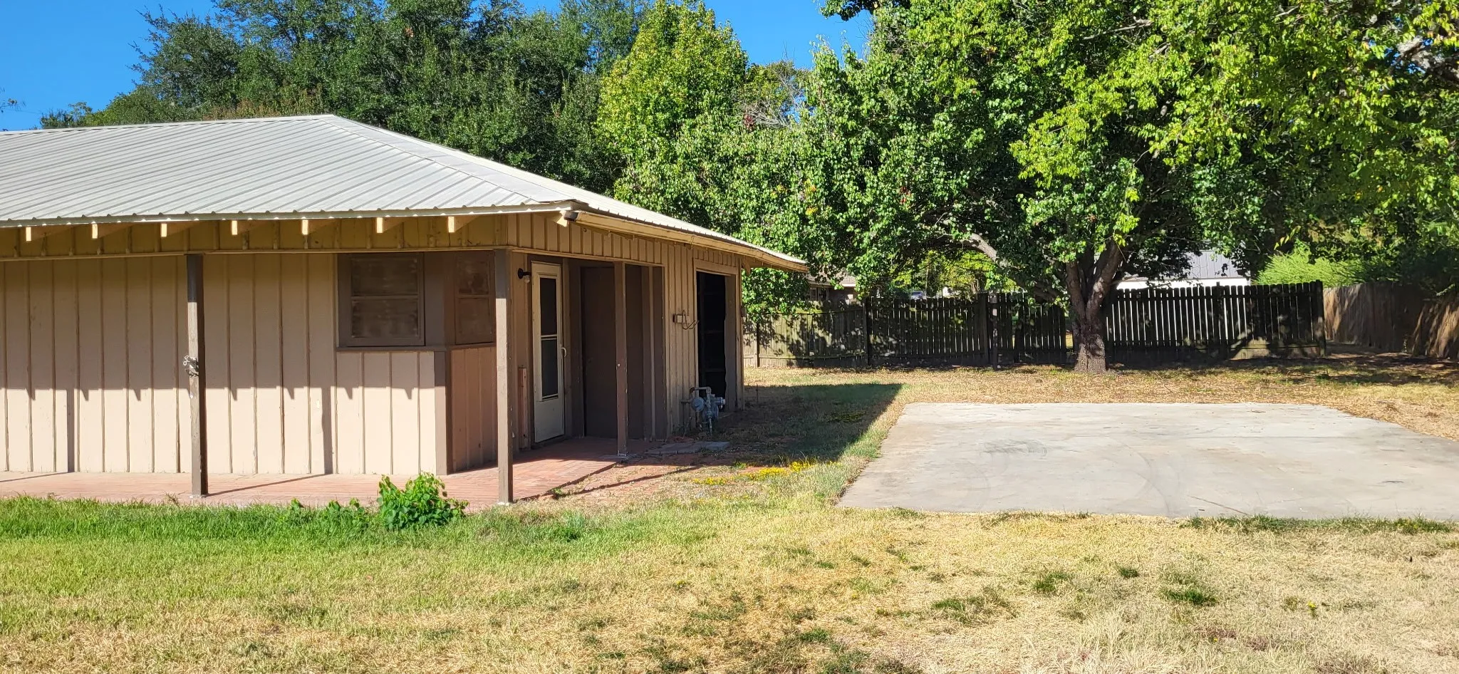 Single Family Residence For Sale in Hopkins County , 1519 Mockingbird Lane, Sulphur Springs, Texas 75482, 2 Bedroom, 1 Bathroom, 1 Garage spaces, 1,208 Sqft, built in 1950, mls#21386909, Real Estate Agent in Sulphur Springs, Homes For Sale in Hopkins county, Homes For Sale in Sulphur Springs, Realtor in Sulphur Springs Texas, Real Estate Brokerage Independent Realty Texas, Luminita Cordes Realtor