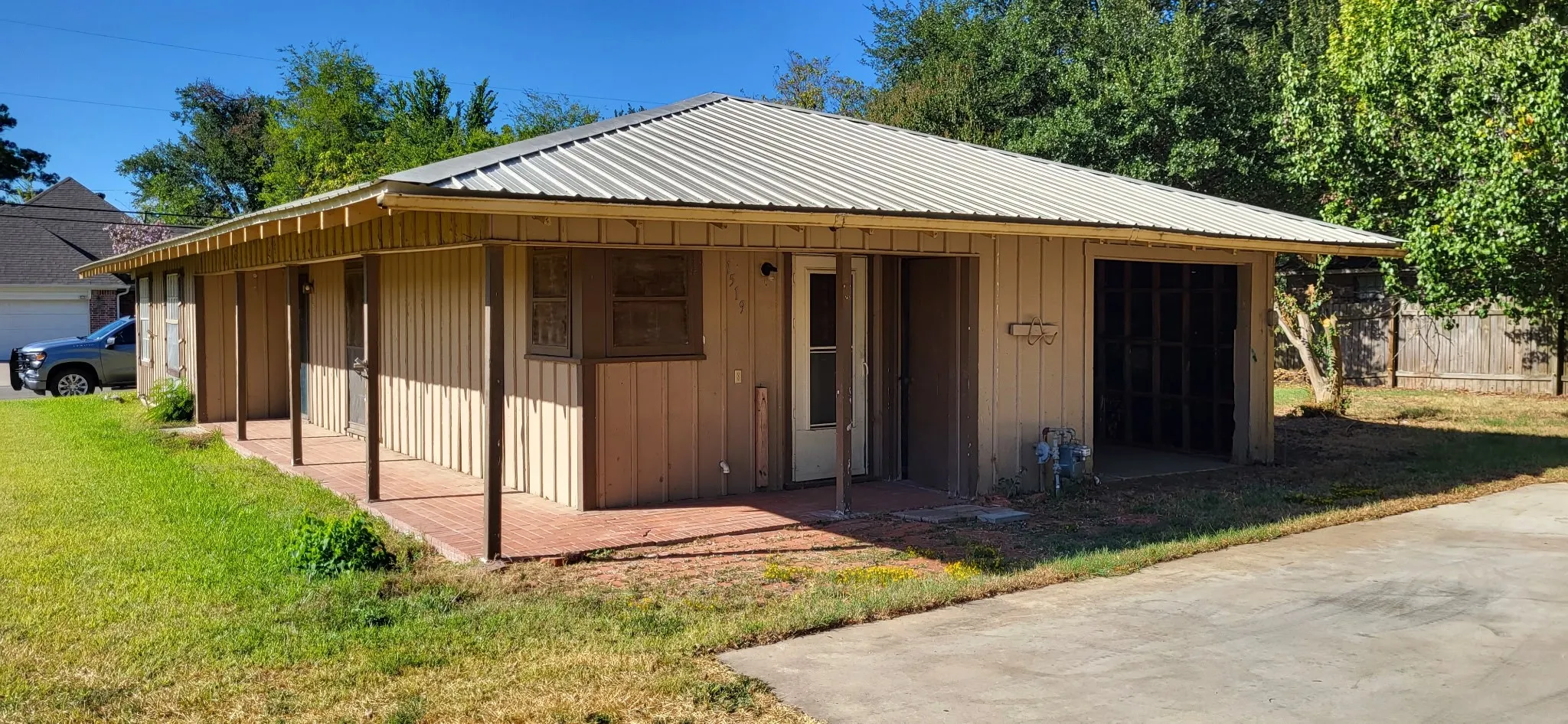 Single Family Residence For Sale in Hopkins County , 1519 Mockingbird Lane, Sulphur Springs, Texas 75482, 2 Bedroom, 1 Bathroom, 1 Garage spaces, 1,208 Sqft, built in 1950, mls#21386909, Real Estate Agent in Sulphur Springs, Homes For Sale in Hopkins county, Homes For Sale in Sulphur Springs, Realtor in Sulphur Springs Texas, Real Estate Brokerage Independent Realty Texas, Luminita Cordes Realtor