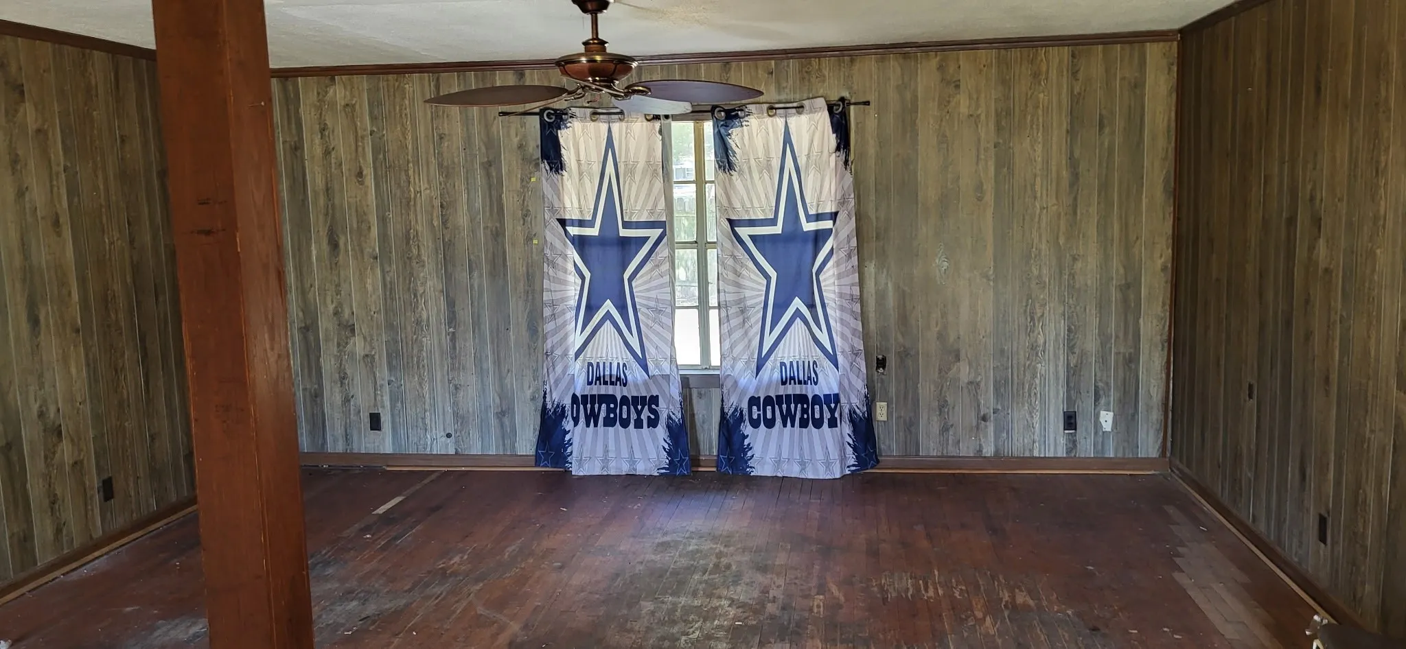 Single Family Residence For Sale in Hopkins County , 1519 Mockingbird Lane, Sulphur Springs, Texas 75482, 2 Bedroom, 1 Bathroom, 1 Garage spaces, 1,208 Sqft, built in 1950, mls#21386909, Real Estate Agent in Sulphur Springs, Homes For Sale in Hopkins county, Homes For Sale in Sulphur Springs, Realtor in Sulphur Springs Texas, Real Estate Brokerage Independent Realty Texas, Luminita Cordes Realtor