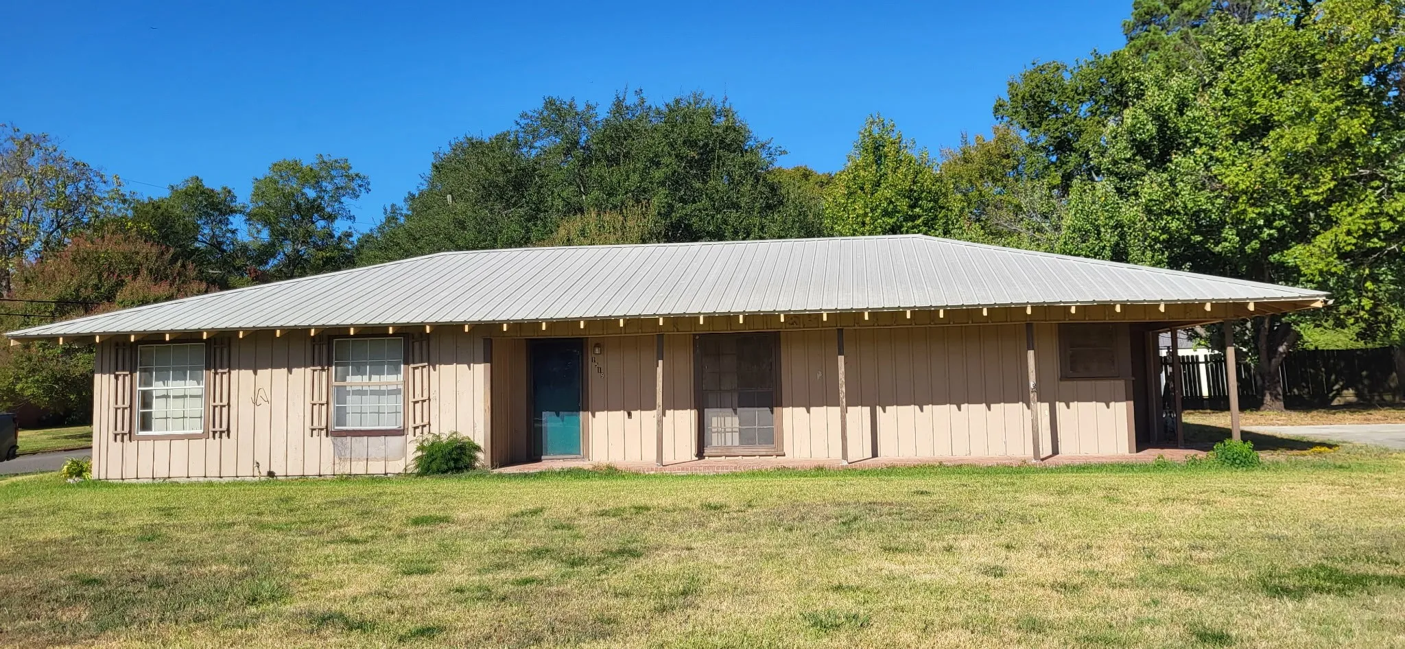 Single Family Residence For Sale in Hopkins County , 1519 Mockingbird Lane, Sulphur Springs, Texas 75482, 2 Bedroom, 1 Bathroom, 1 Garage spaces, 1,208 Sqft, built in 1950, mls#21386909, Real Estate Agent in Sulphur Springs, Homes For Sale in Hopkins county, Homes For Sale in Sulphur Springs, Realtor in Sulphur Springs Texas, Real Estate Brokerage Independent Realty Texas, Luminita Cordes Realtor