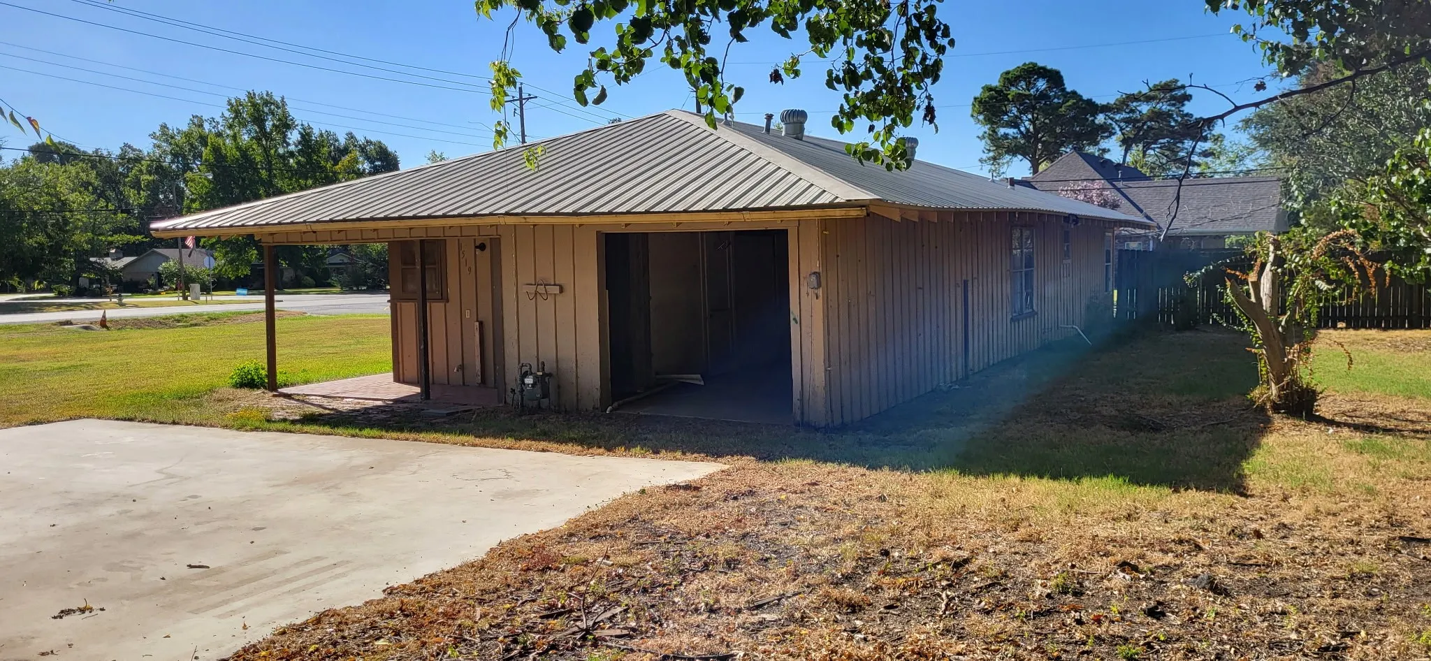 Single Family Residence For Sale in Hopkins County , 1519 Mockingbird Lane, Sulphur Springs, Texas 75482, 2 Bedroom, 1 Bathroom, 1 Garage spaces, 1,208 Sqft, built in 1950, mls#21386909, Real Estate Agent in Sulphur Springs, Homes For Sale in Hopkins county, Homes For Sale in Sulphur Springs, Realtor in Sulphur Springs Texas, Real Estate Brokerage Independent Realty Texas, Luminita Cordes Realtor